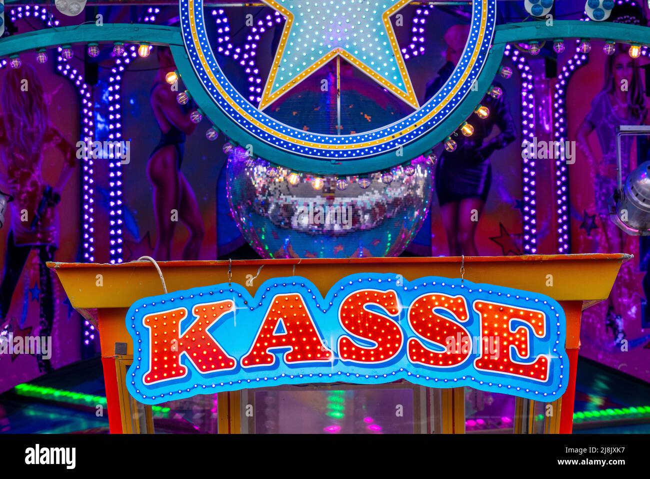 Kirmes, Jahrmarkt, Leuchtschild der Kasse eines Fahrgeschäfts Stockfoto
