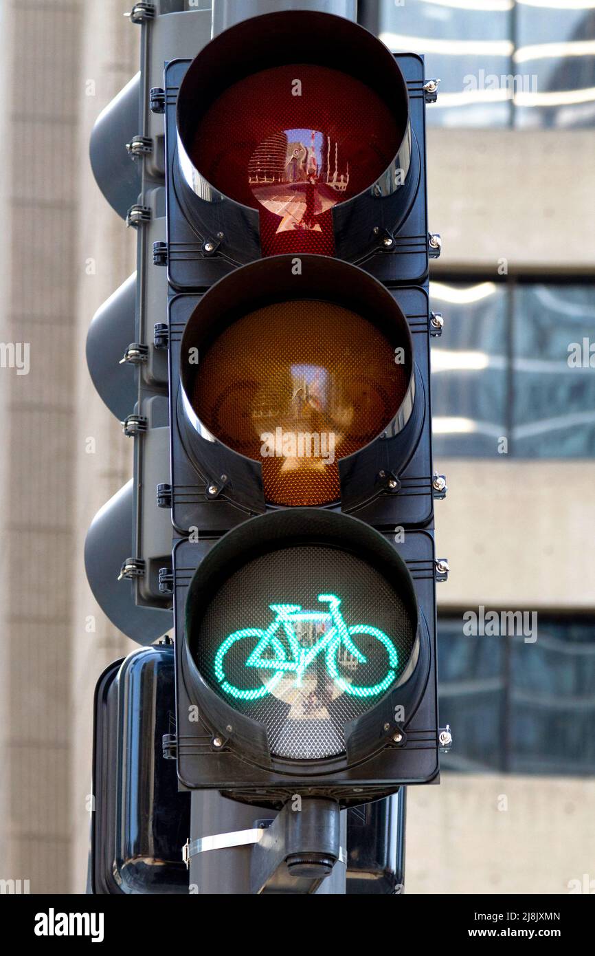 Fahrrad Light Green für Radfahrer in der City Street. Fahrradlicht in der städtischen Radfahrbahn. Urban Fahrrad ridding Signalisierung gehen. Ampel für Radfahrer. Stockfoto