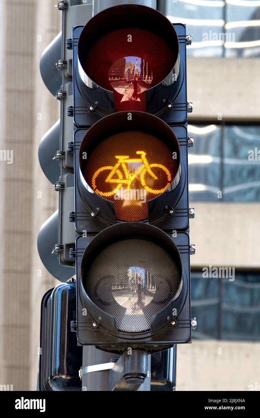 Fahrrad Light Yellow für Radfahrer in der City Street. Gelbes Fahrradlicht in der städtischen Fahrradstraßenbahn. Stadtfahrrad, das Vorsicht walten lassen kann. Verkehrssignal für Radfahrer. Stockfoto