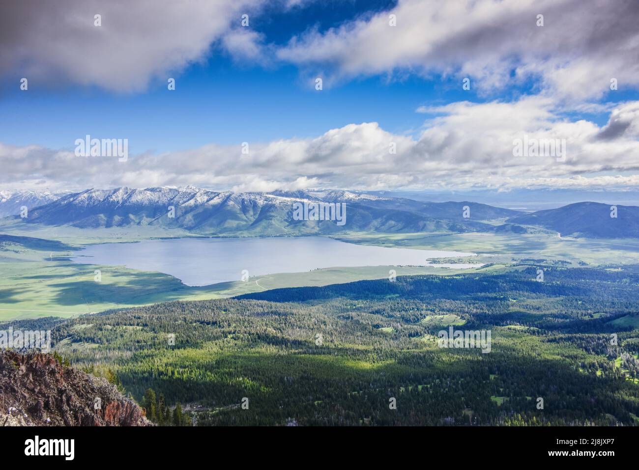 Frühlingsansicht des Henrys Lake vom Sawtell Peak, Island Park, Fremont County, Idaho, USA Stockfoto