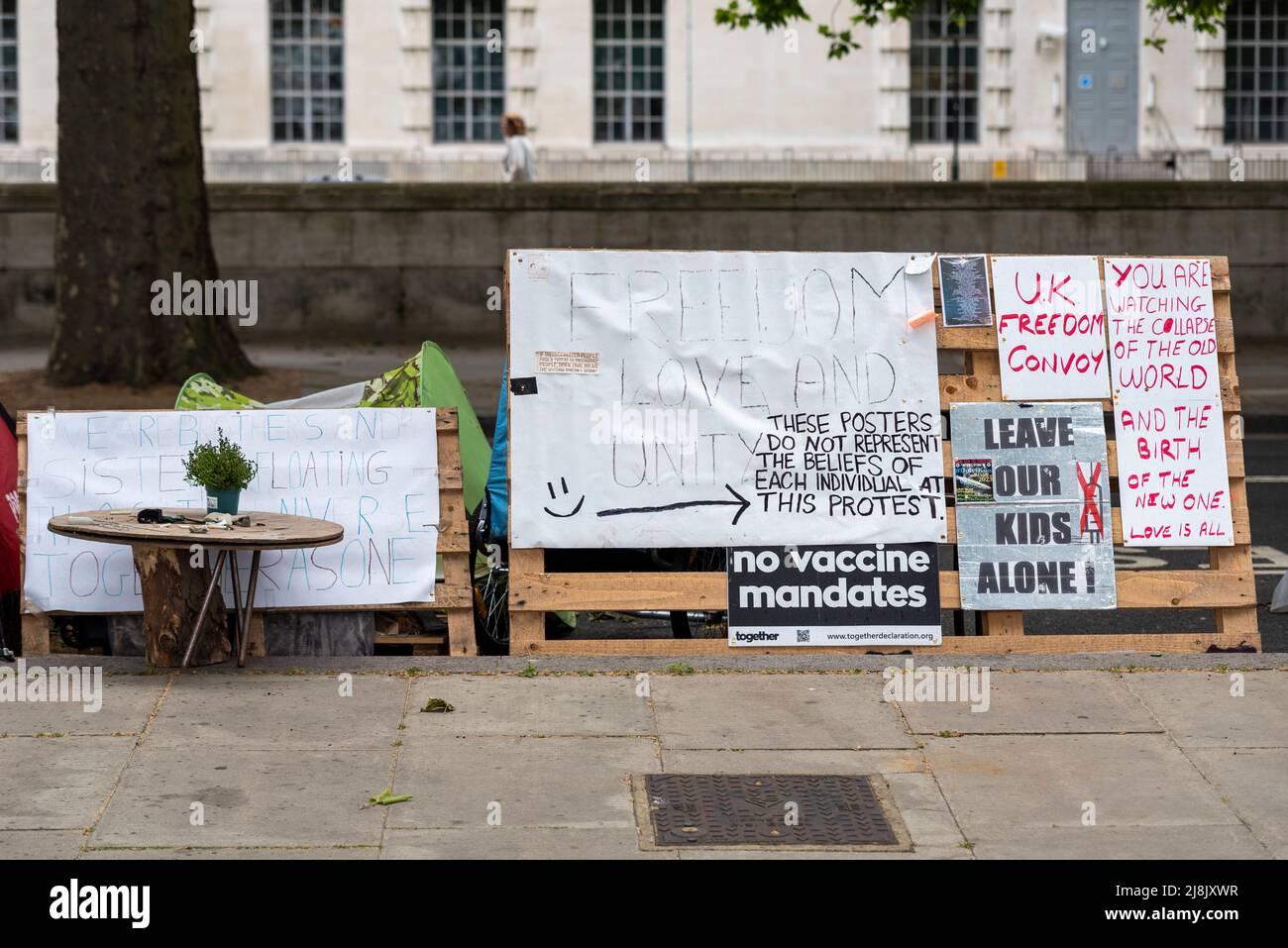 Protestlager des Freiheitskonvois am Victoria Embankment, Westminster, London, Großbritannien. COVID 19 Verschwörungstheorie Botschaften. Impfauftrag Stockfoto