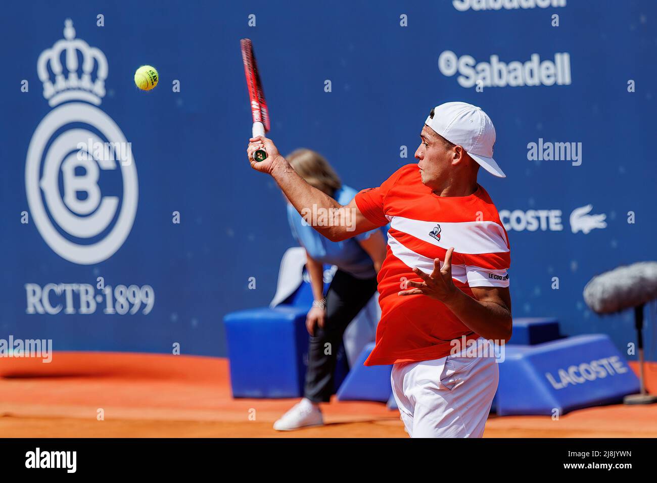 BARCELONA - APR 18: Sebastian Baez in Aktion während des Barcelona Open Banc Sabadell Tennisturniers im Real Club De Tenis Barcelona am 18. April 20 Stockfoto