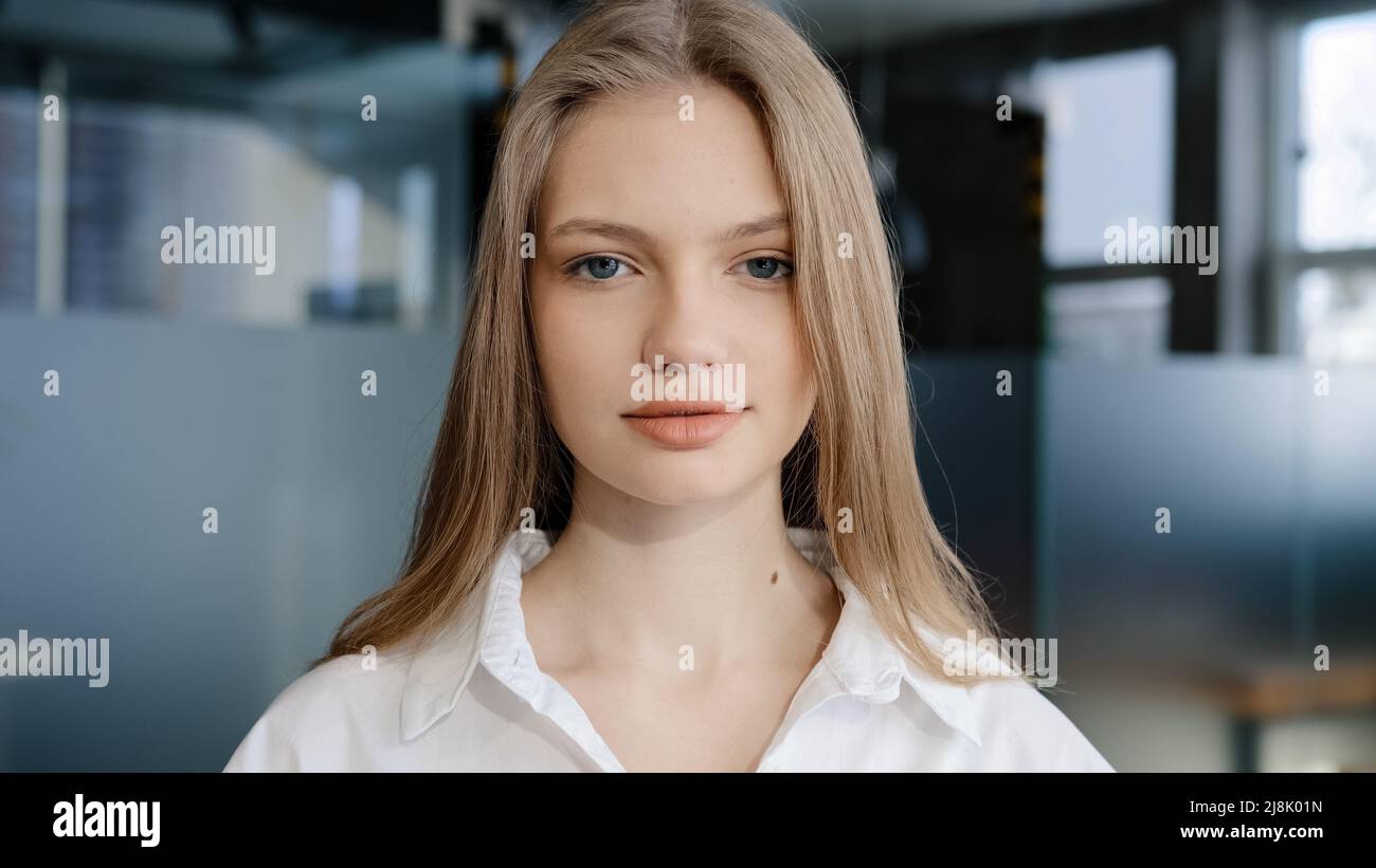 Frau Porträt Nahaufnahme zuversichtlich ernst ziemlich attraktiv junge kaukasische Frau blond Student professionelle Manager Büroangestellte Geschäftsfrau Stockfoto