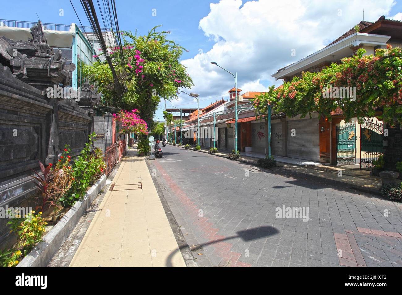 Blick auf Jalan Pantai Kuta oder Kuta Beach Road im März 2022 während der Covid-19 Pandemie ohne Touristen, verlassene Straße und viele geschlossene Geschäfte. Stockfoto
