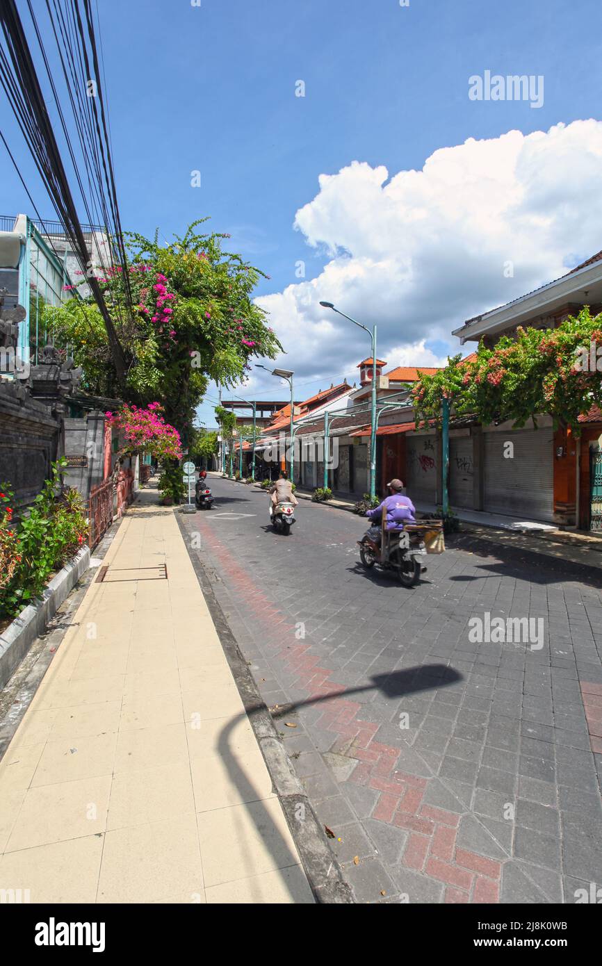 Blick auf Jalan Pantai Kuta oder Kuta Beach Road im März 2022 während der Covid-19 Pandemie ohne Touristen, verlassene Straße und viele geschlossene Geschäfte. Stockfoto