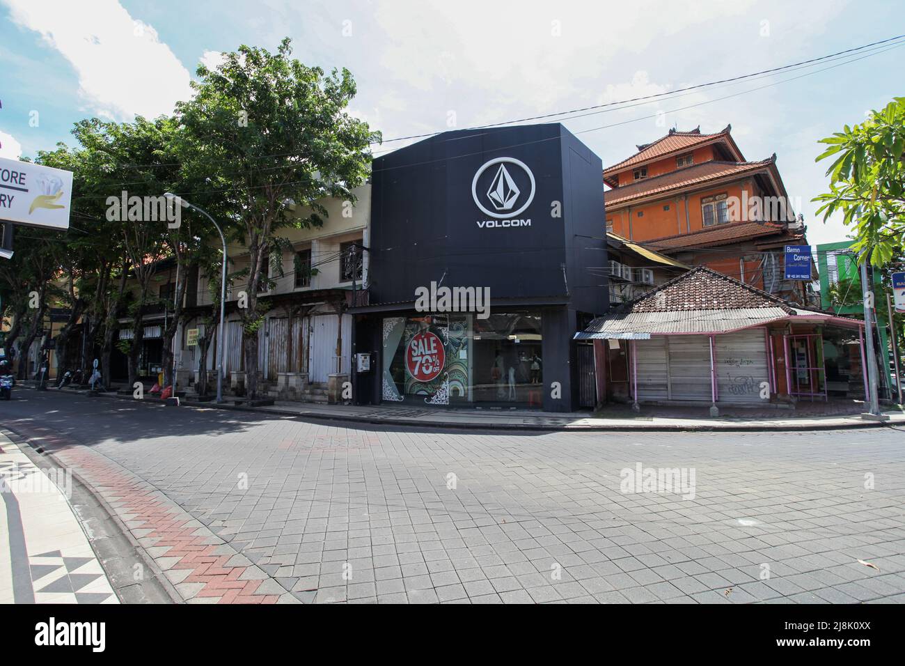 Blick auf die Bemo Corner, wo Legian Street und Jalan Pantai Kuta sich im Zentrum von Kuta, Bali, Indonesien treffen, ohne dass während der Pandemie Touristen herumkommen. Stockfoto