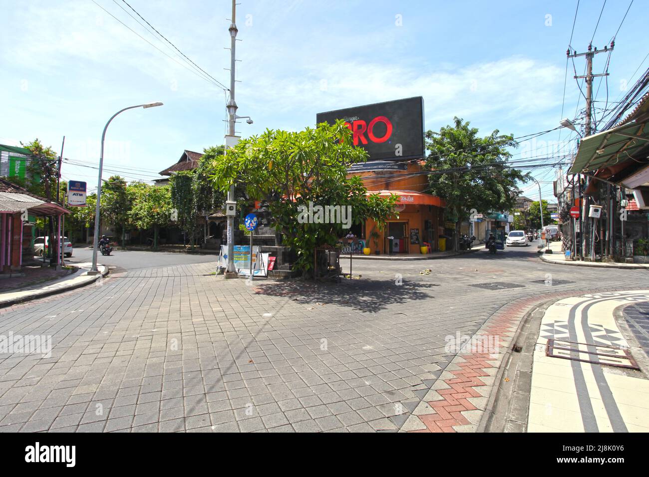 Blick auf die Bemo Corner, wo Legian Street und Jalan Pantai Kuta sich im Zentrum von Kuta, Bali, Indonesien treffen, ohne dass während der Pandemie Touristen herumkommen. Stockfoto