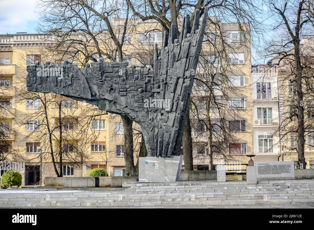 LJUBLJANA, SLOWENIEN - 15. FEBRUAR 2022: Denkmal der Revolution von Drago Trsar auf dem Platz der Republik Trg republike Stockfoto