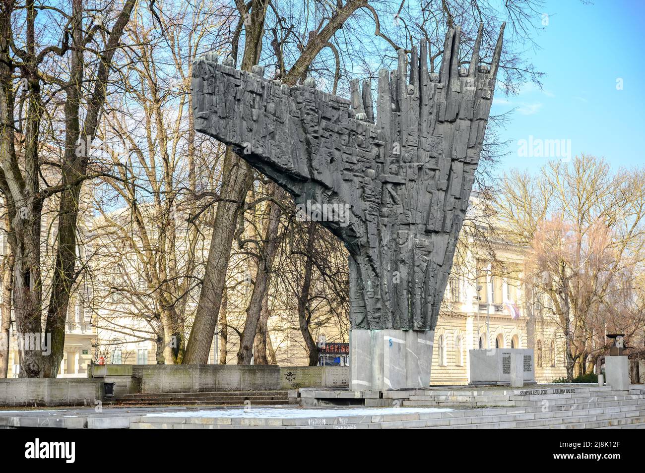 LJUBLJANA, SLOWENIEN - 15. FEBRUAR 2022: Denkmal der Revolution von Drago Trsar auf dem Platz der Republik Trg republike Stockfoto