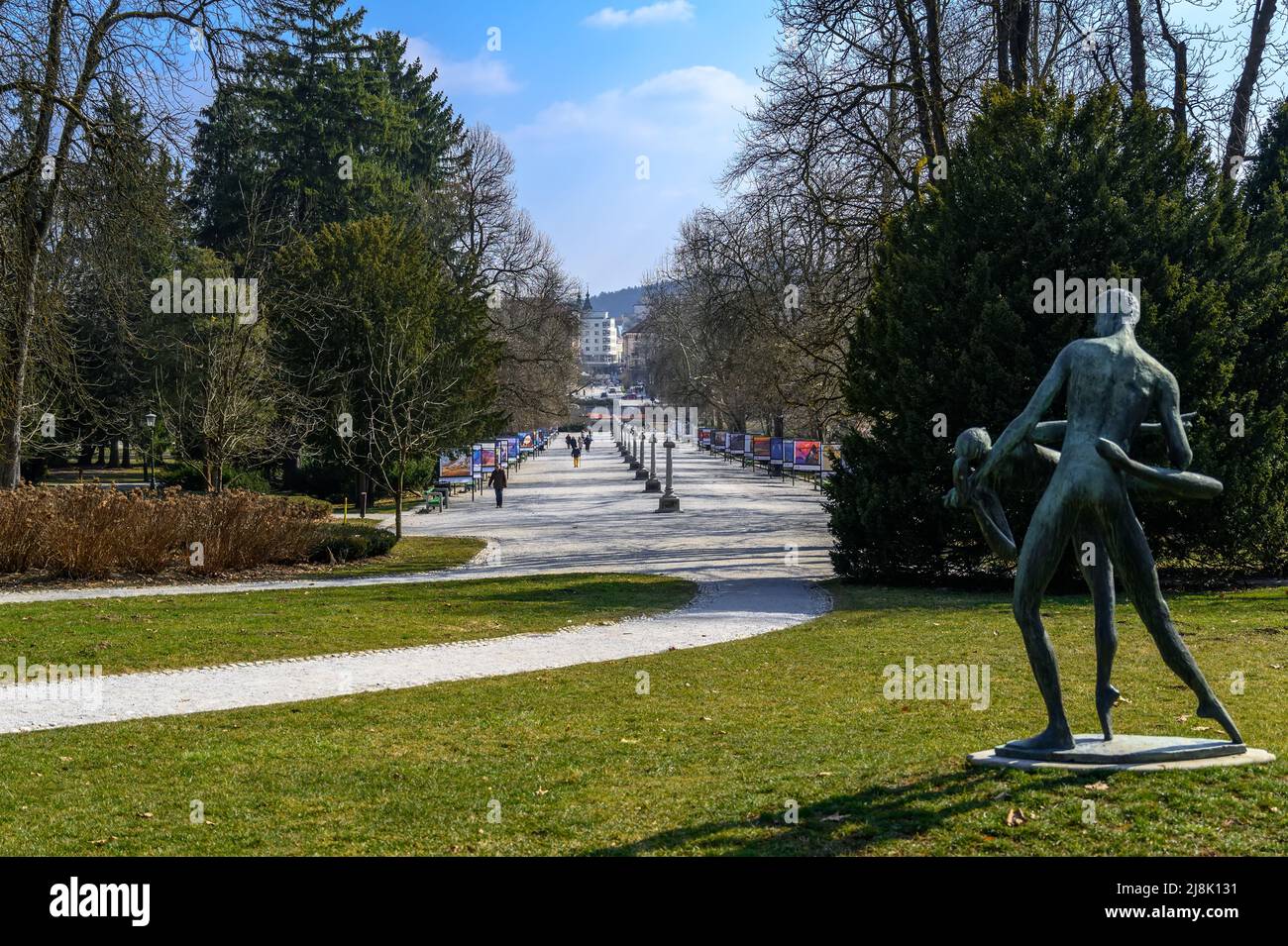LJUBLJANA, SLOWENIEN - 15. FEBRUAR 2022: Statuenballett im Park Tivoli, Ljubljana von Stojan Batic Stockfoto