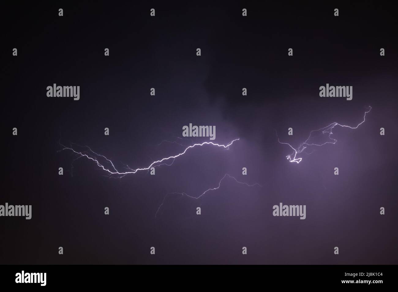 Dunkler, wolkiger Himmel mit einem dramatischen Gewitter und einem auffallenden Blitzschlag Stockfoto