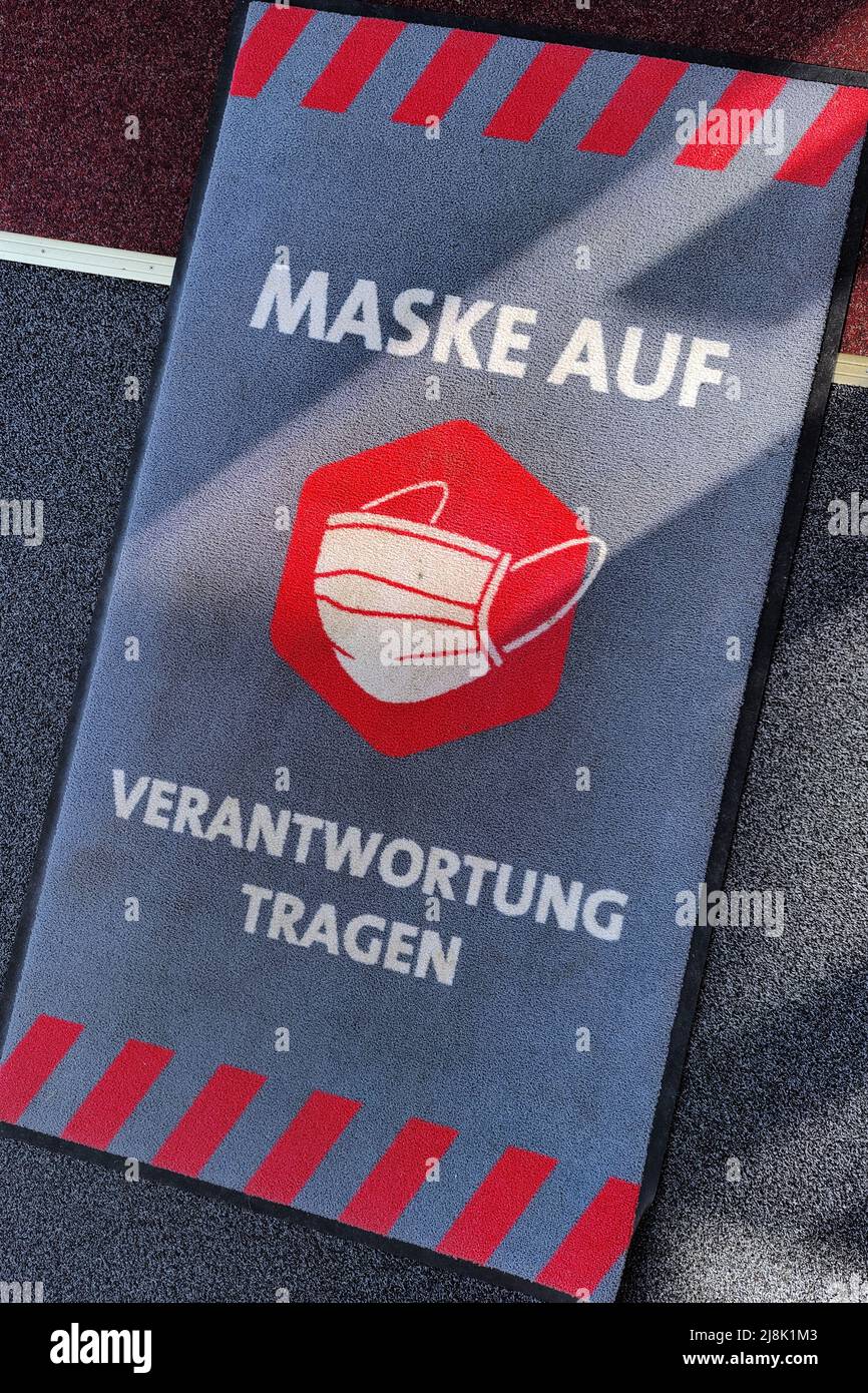 Fußmatte Lettering Maske auf, Verantwortung tragen, Deutschland Stockfoto