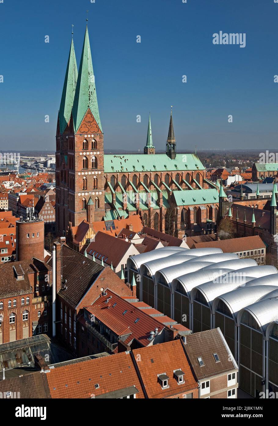 Altstadt mit Marienkirche und markanten Dach von Peek und Cloppenburg, Deutschland, Schleswig-Holstein, Lübeck Stockfoto