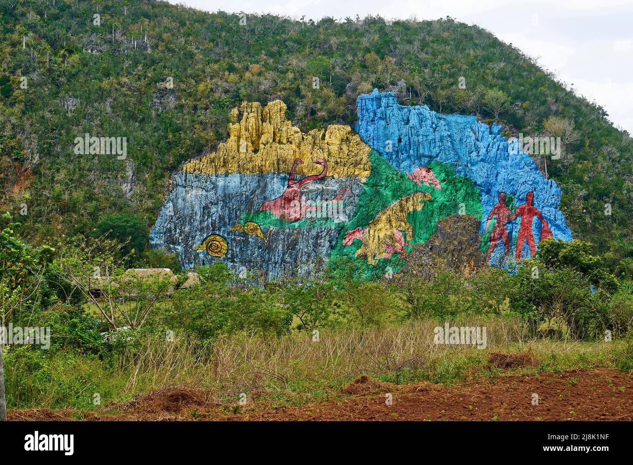 Monumentale Zeichnung von Leovilgildo Gonzales Morillo auf einer Felswand eines der Mogotes zeigt die Entwicklung pof Kuba, Kuba, Pinar del Rio, Vinales Stockfoto