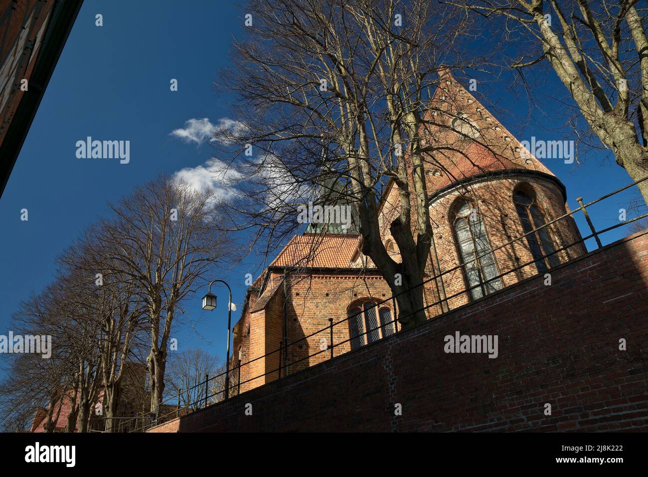 Würmer-Blick auf die Kirche St. Nicolai, historische Altstadt, Deutschland, Schleswig-Holstein, Moelln Stockfoto