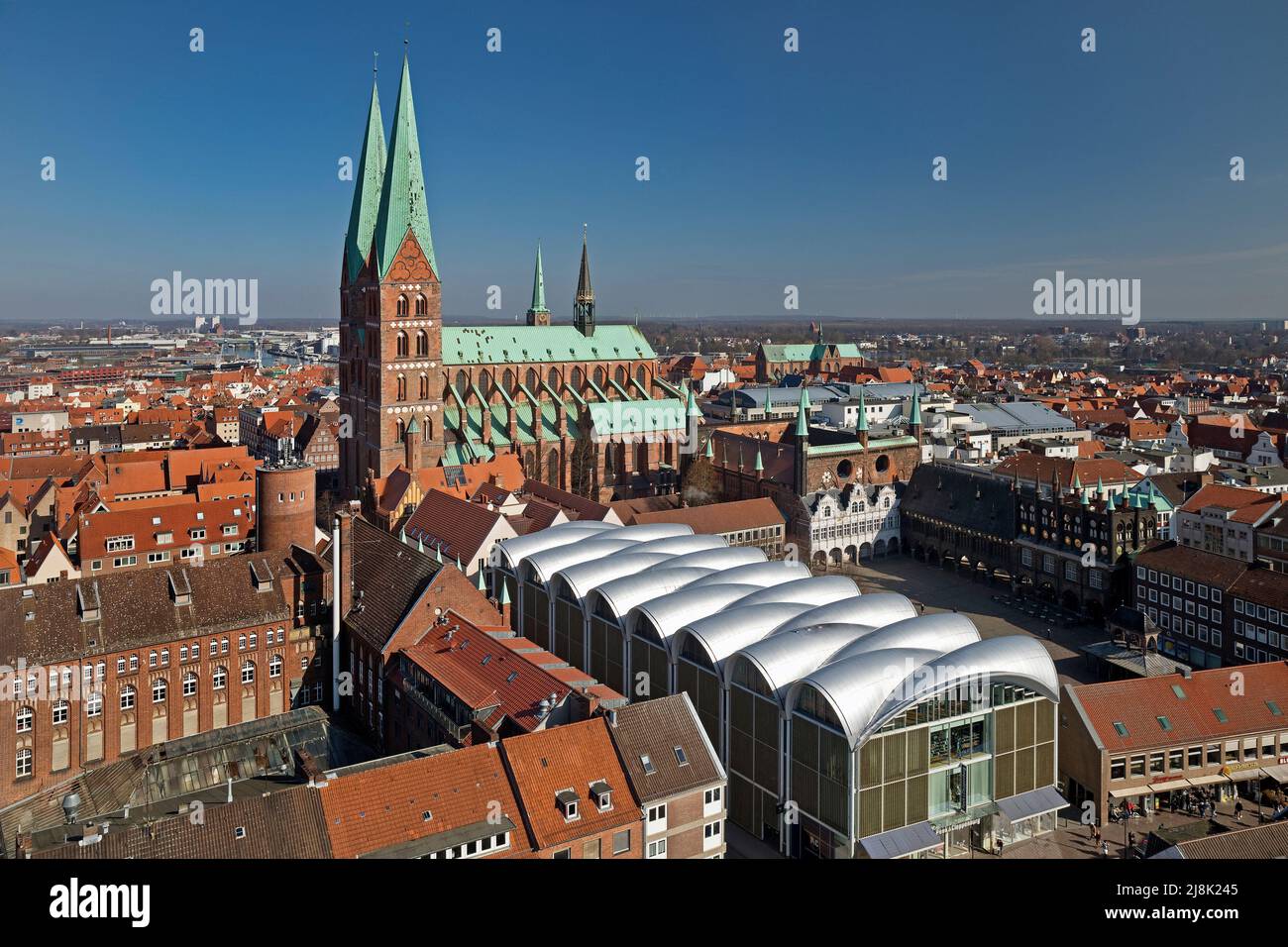 Altstadt mit Marienkirche und markanten Dach von Peek und Cloppenburg, Deutschland, Schleswig-Holstein, Lübeck Stockfoto