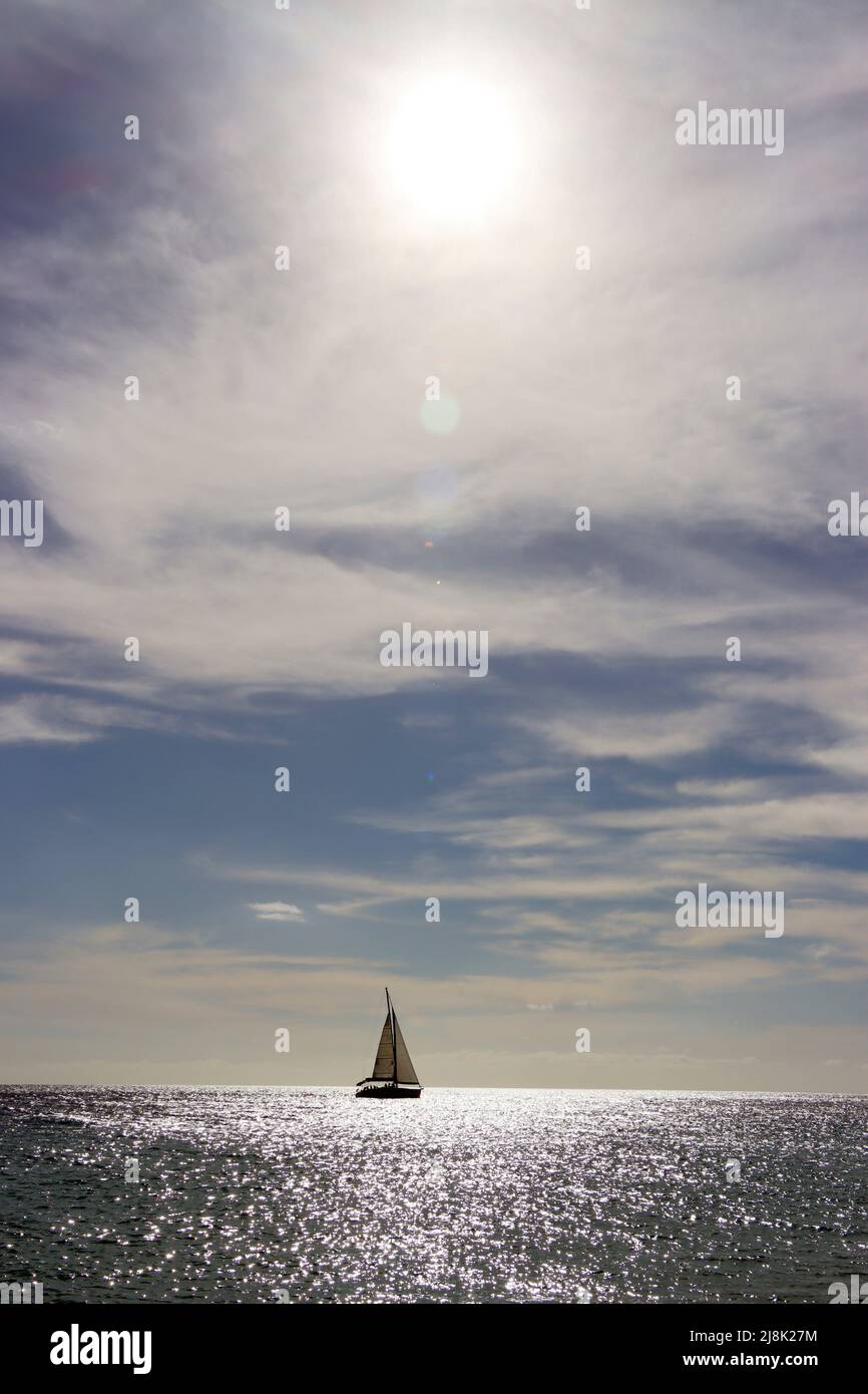 Segelboot im Gegenlicht - Symbol für Freiheit und Reiselust, Kanarische Inseln, Fuerteventura, Jandia Playa, Pajara Stockfoto