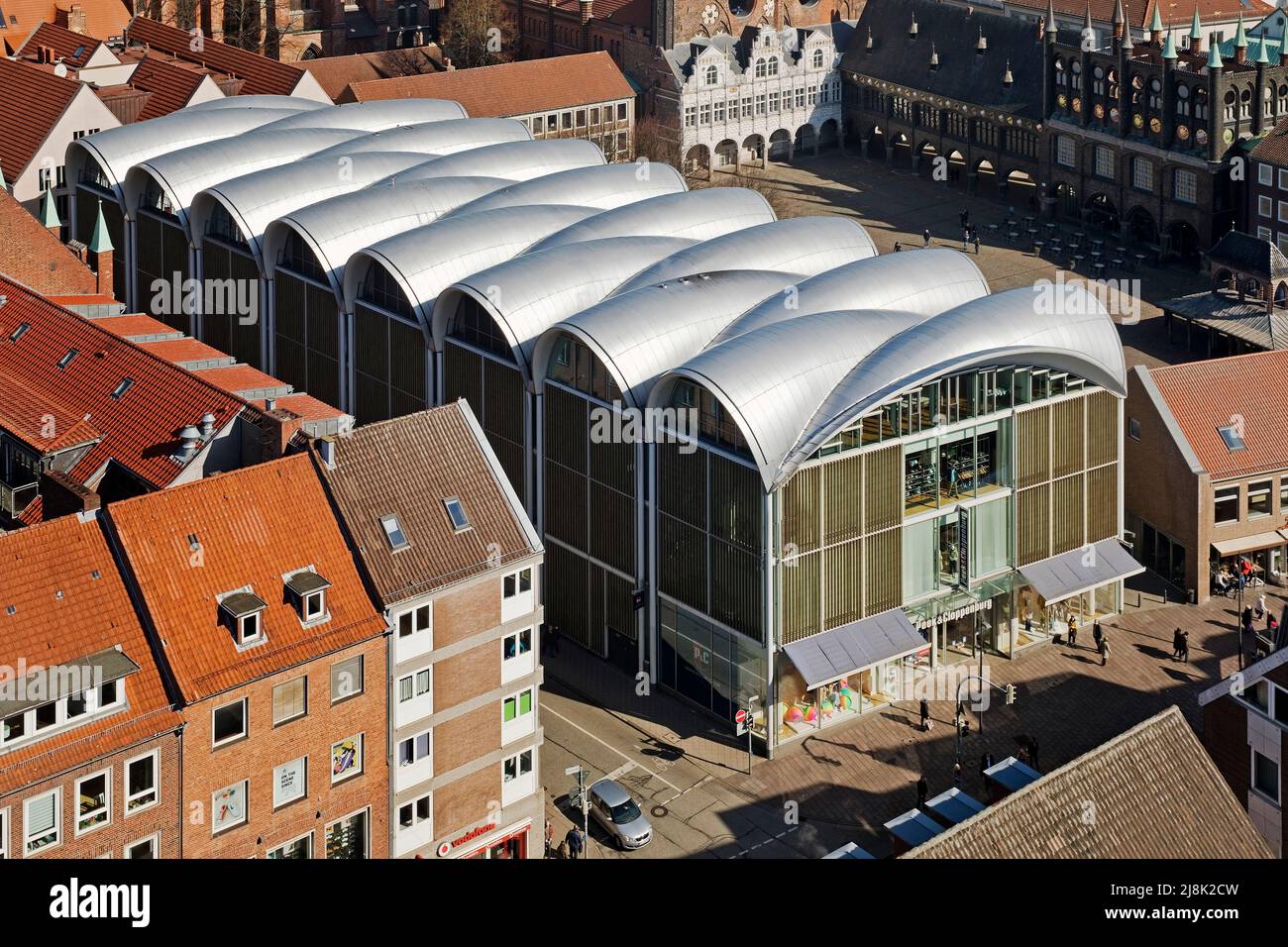 Lager Peek und Cloppenburg mit prominentem Dach am Marktplatz, Deutschland, Schleswig-Holstein, Lübeck Stockfoto