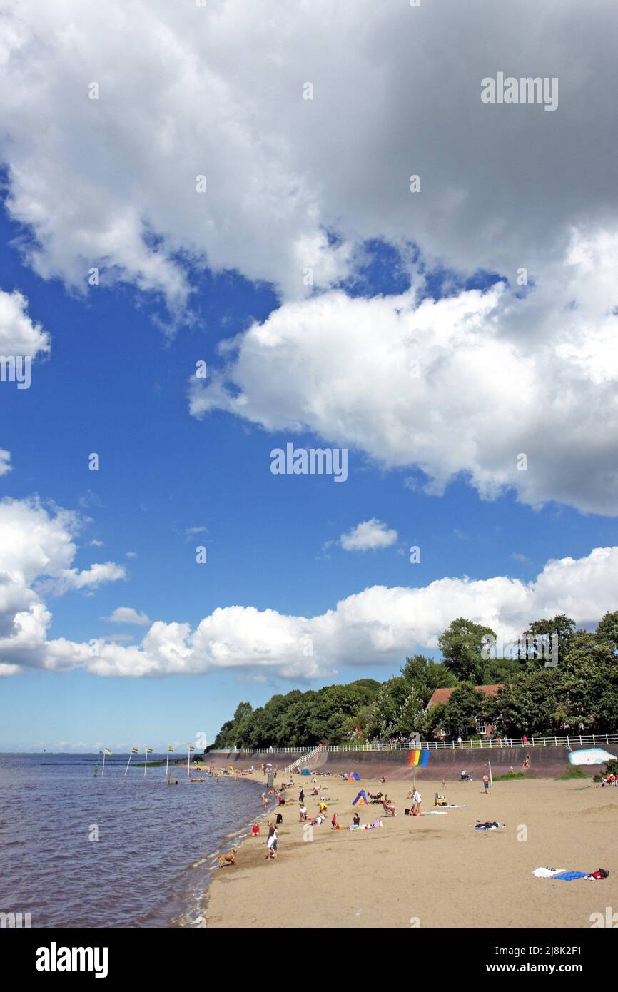 Menschen am Strand von Dangast, Deutschland, Niedersachsen, Frisia, Dangast Stockfoto