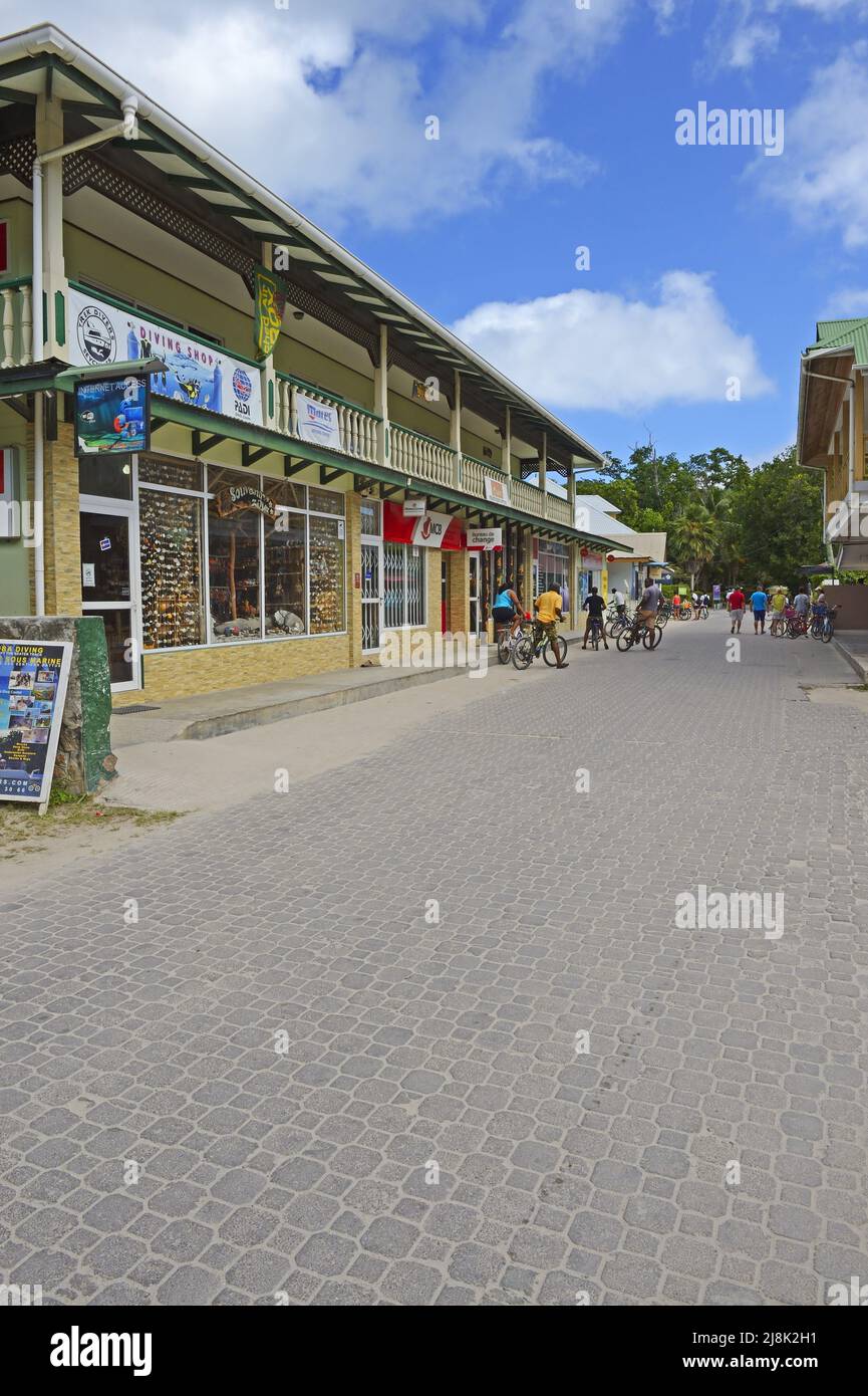 Hauptstraße am Hafen von La Passe, Seychellen, La Digue Stockfoto