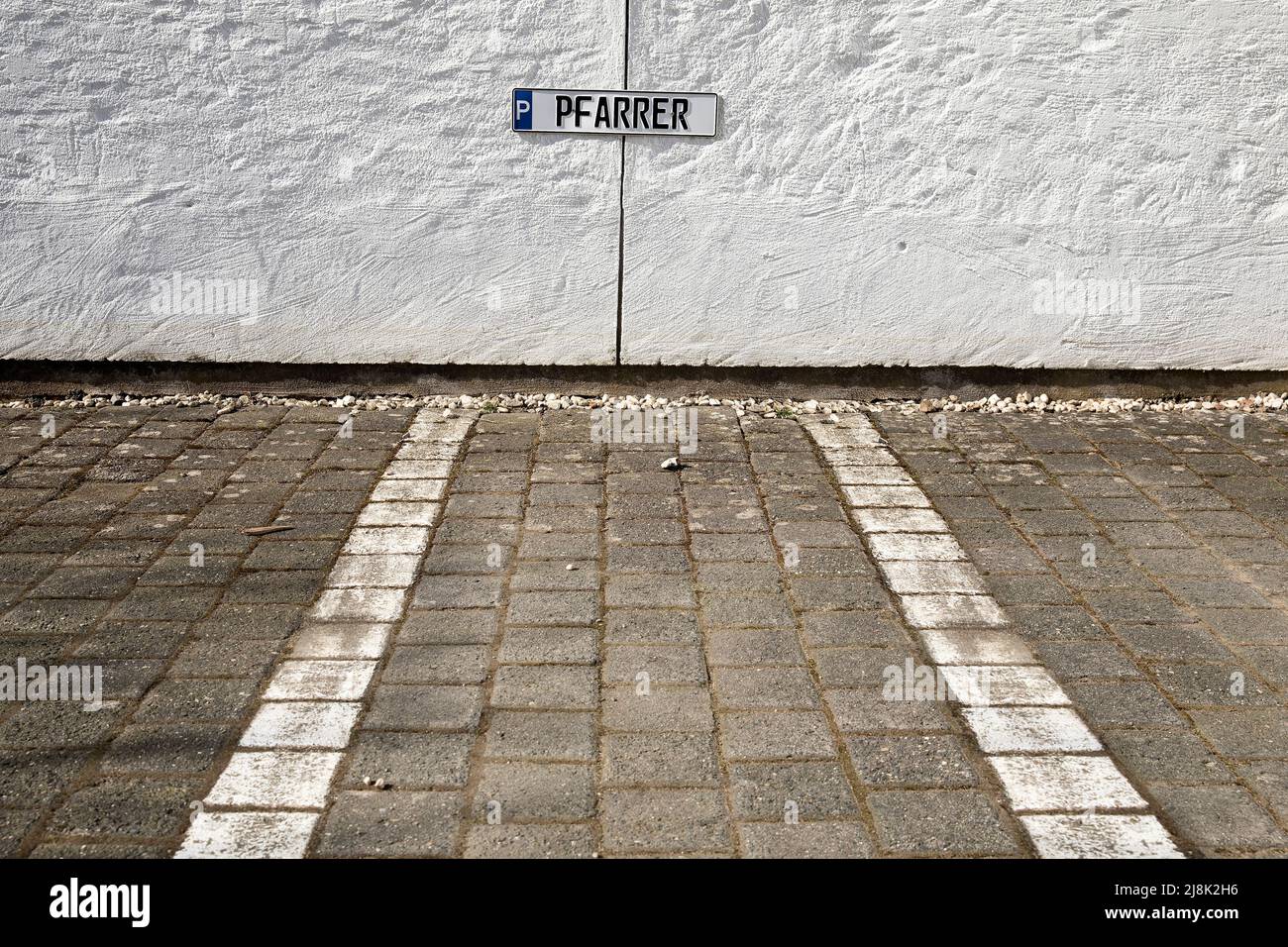 Leerer Parkplatz für Geistliche, Symbolbild für Priestermangel in der Pfarrei, Deutschland, Nordrhein-Westfalen, Bergisches Land, Odenthal Stockfoto