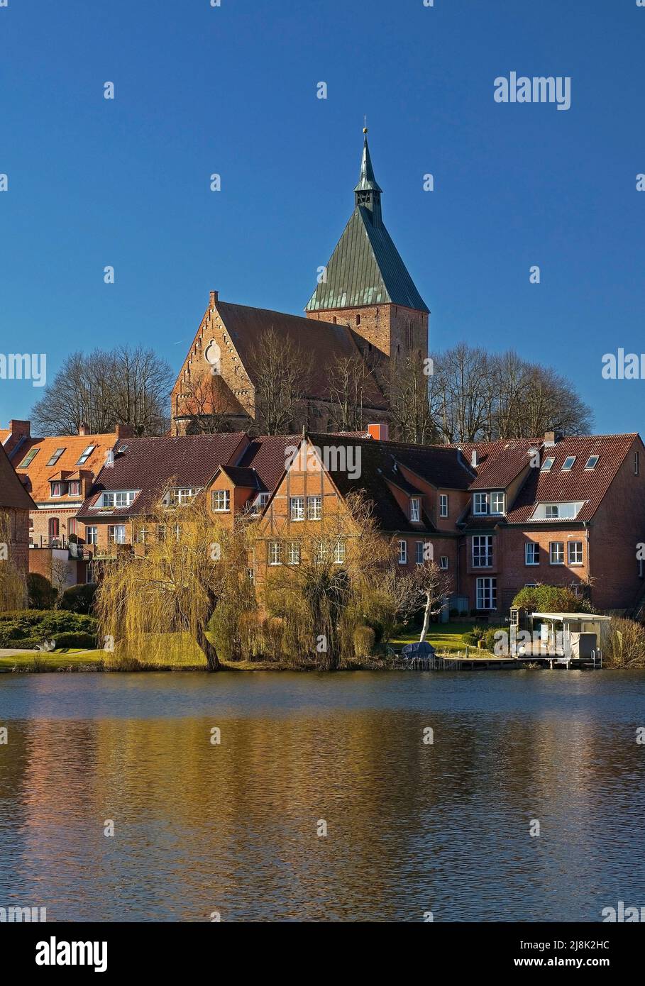 Stadtbild der Altstadt mit Kirche St. Nicolai und Schulsee, Deutschland, Schleswig-Holstein, Moelln Stockfoto