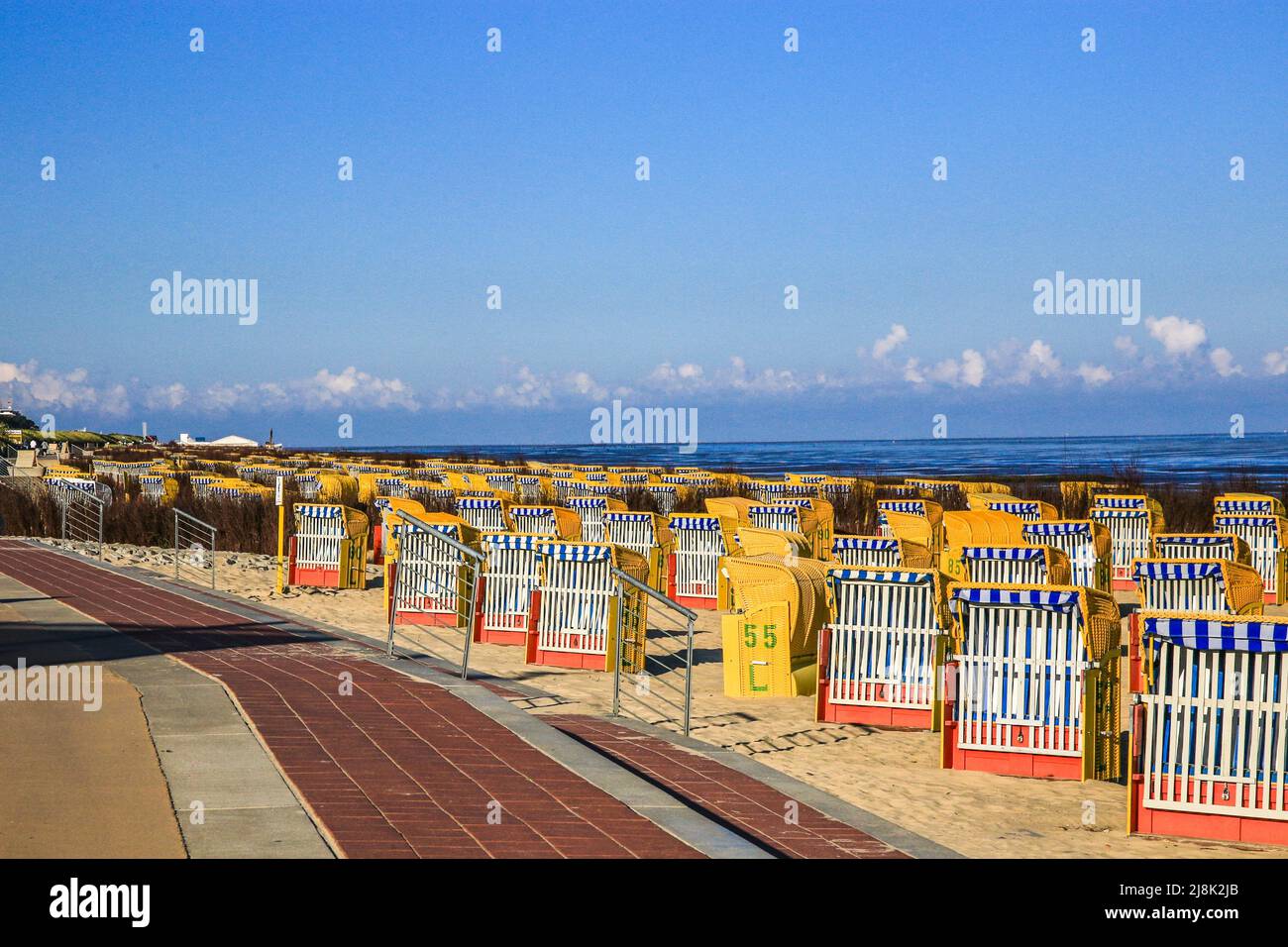 Leere Liegen in Doese, Deutschland, Niedersachsen, Cuxhaven Stockfoto