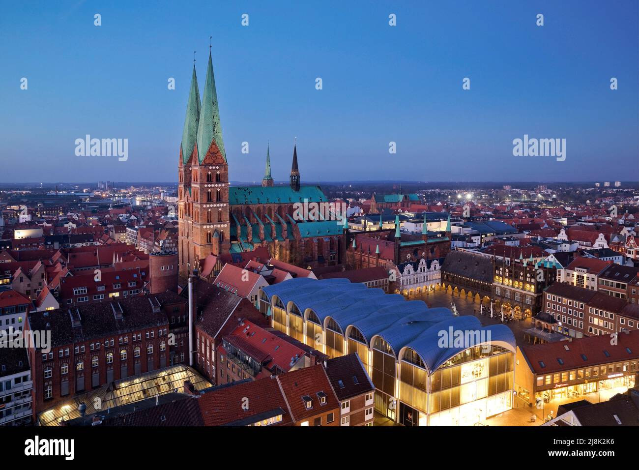 Altstadt mit Kirche St. Maria am Abend, Deutschland, Schleswig-Holstein, Lübeck Stockfoto