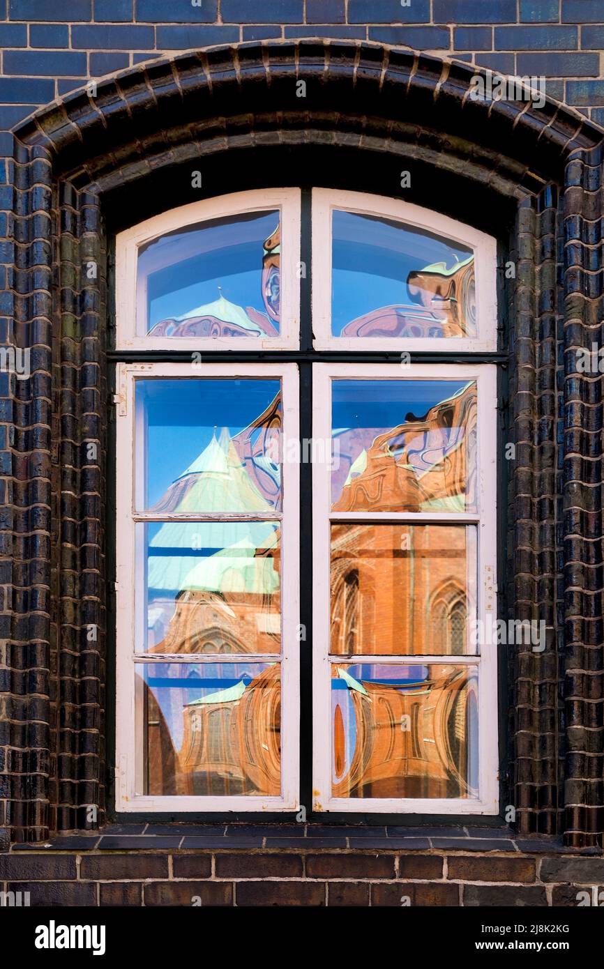 Die Kirche St. Maria spiegelt sich auf einem Fenster des alten Rathauses, Deutschland, Schleswig-Holstein, Lübeck Stockfoto