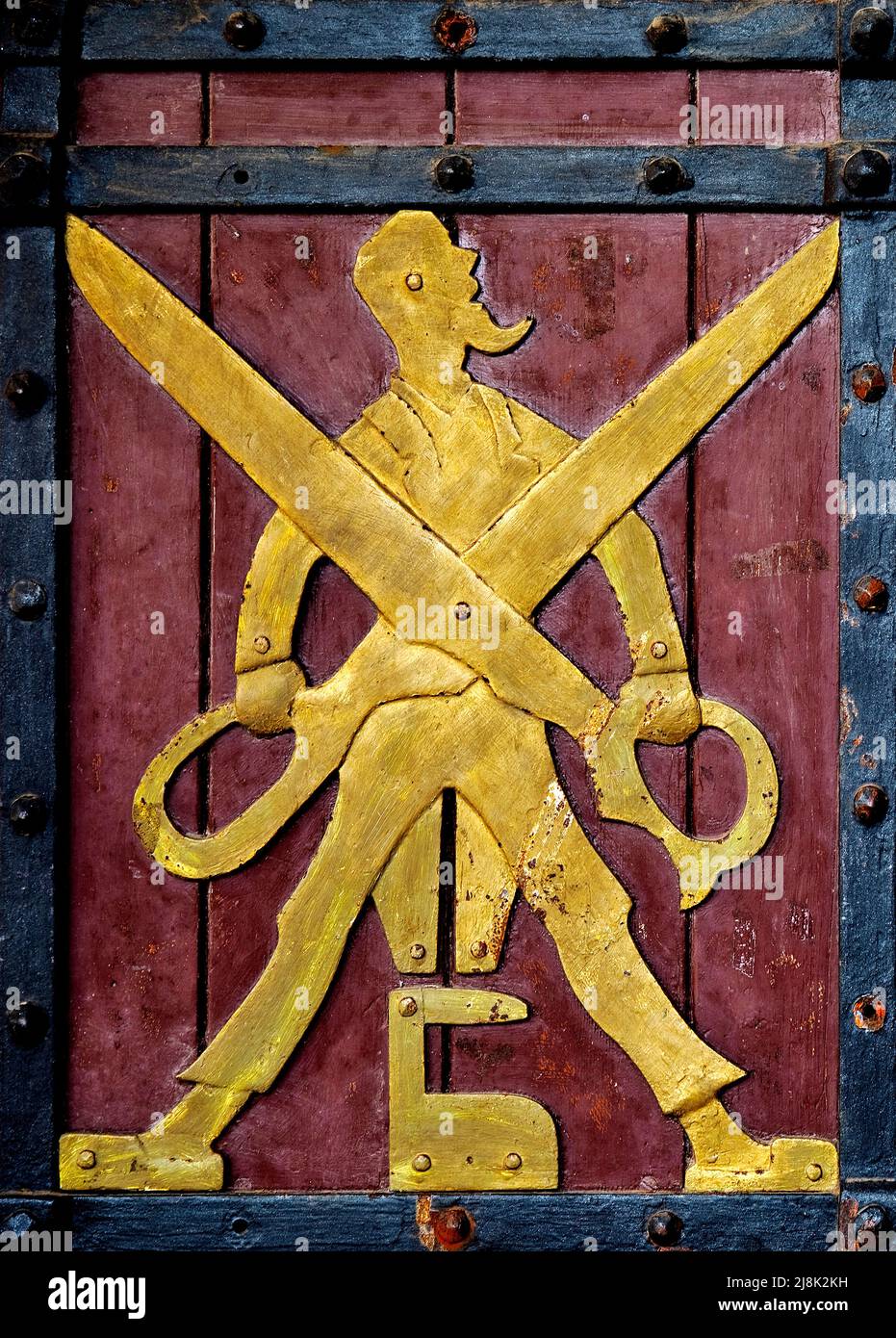 Historische Figur (illustriert das Handwerk eines Schneiders) an der Tür des Ratskellers, Deutschland, Schleswig-Holstein, Lübeck Stockfoto