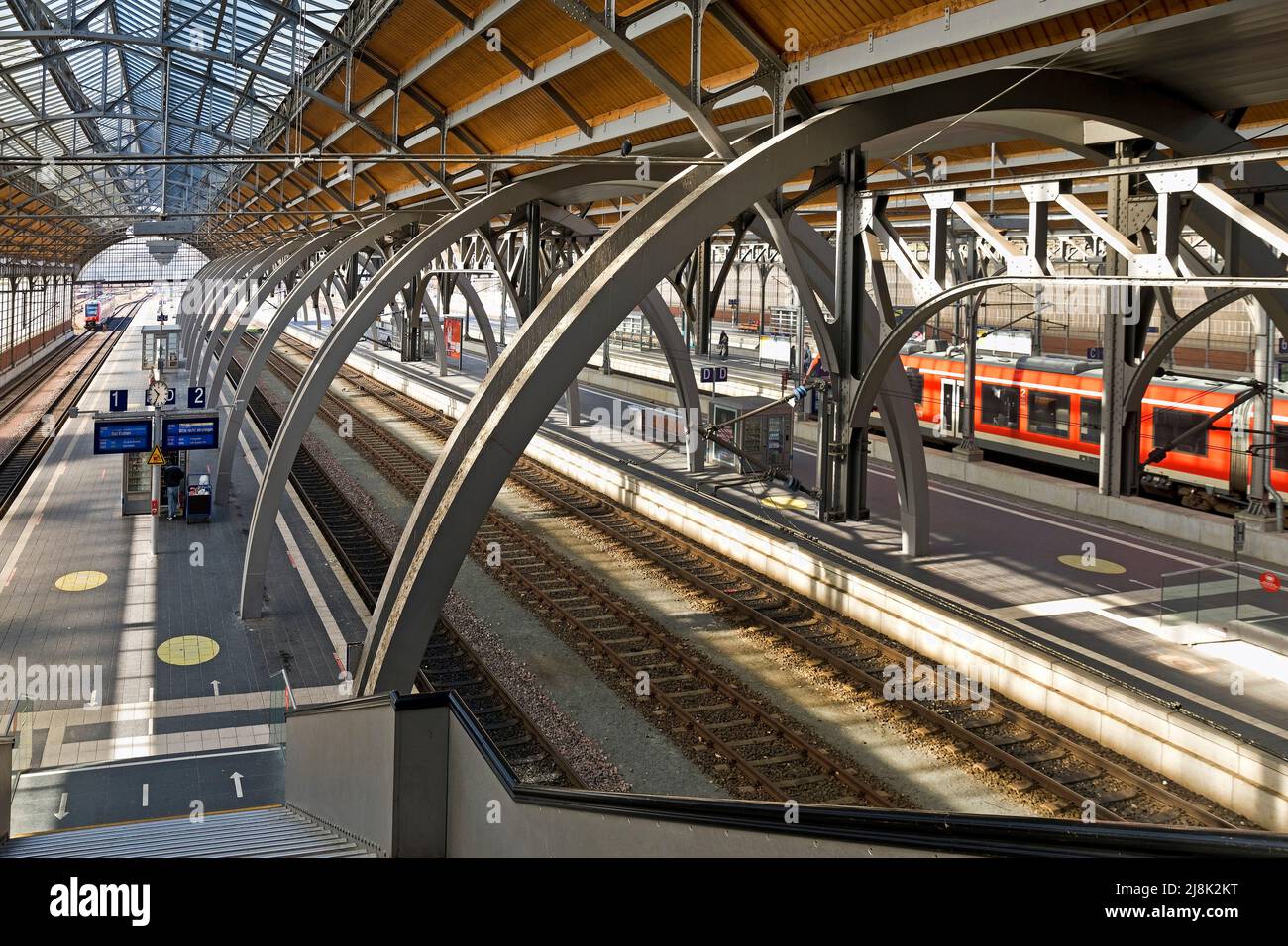 Hauptbahnhof Lübeck, Innenansicht der vierschiffigen Bahnhofhalle, Deutschland, Schleswig-Holstein, Lübeck Stockfoto