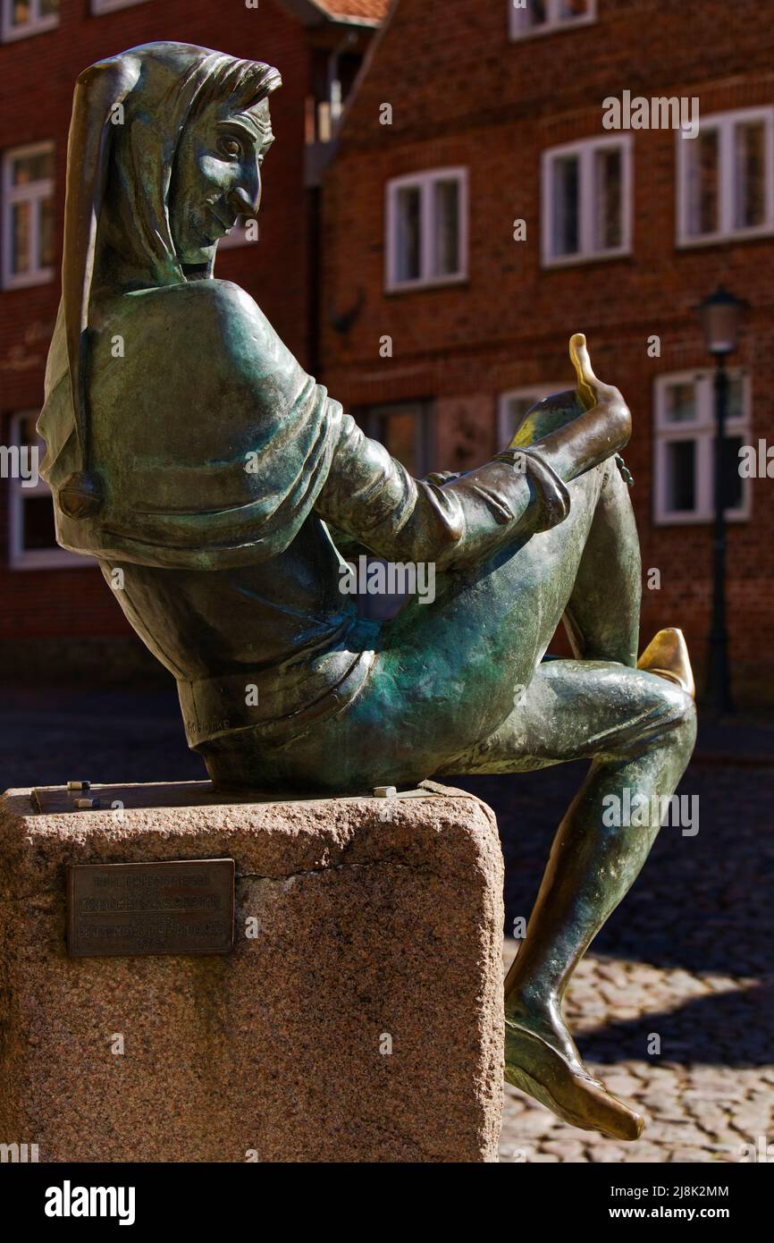 Skulptur Till Eulenspiegel am Brunnen in der Altstadt von Moelln, Schleswig-Holstein, Moelln Stockfoto