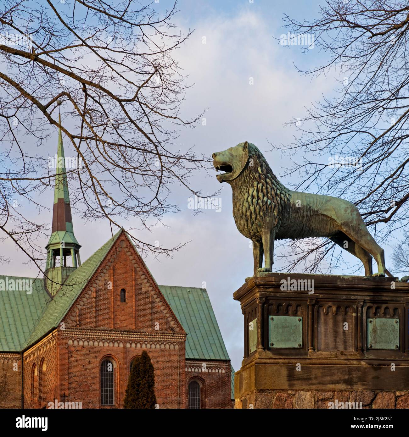 Ratzeburger Dom mit Statue des Braunschweiger Löwen, Deutschland, Schleswig-Holstein, Ratzeburg Stockfoto