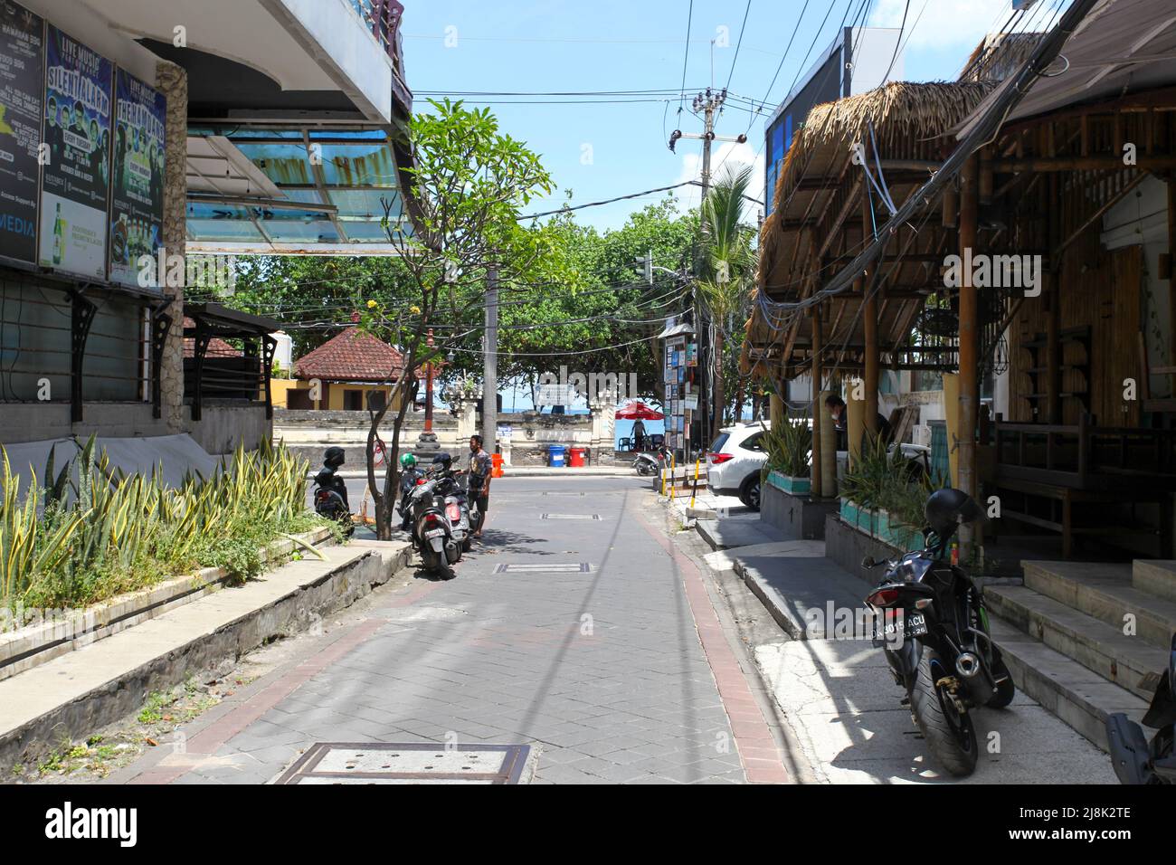 /Wo Poppies Lane 1 zu Jl. Pantai Kuta in Kuta, Bali, Indonesien. Stockfoto