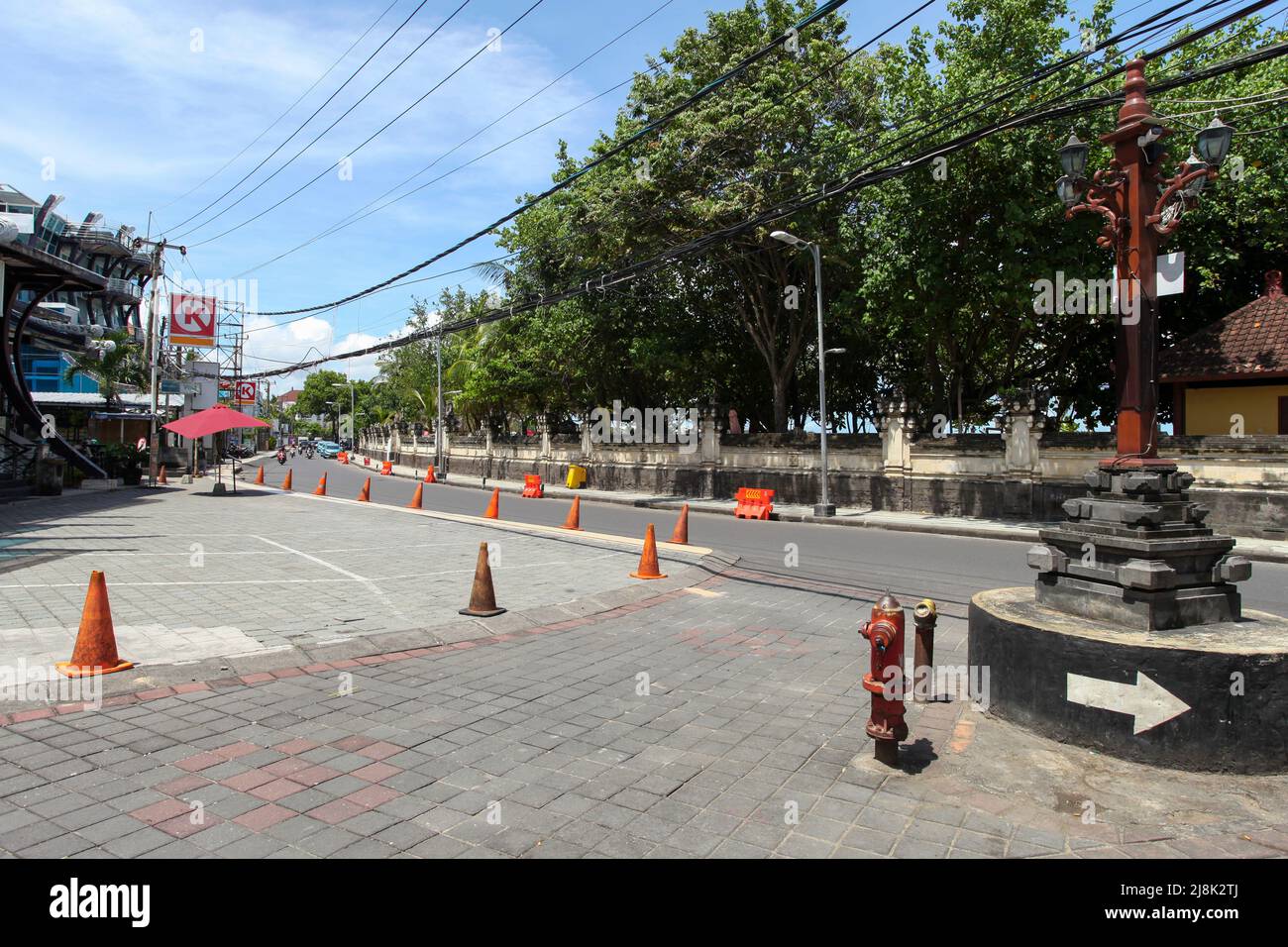 Jalan Kuta Bali oder Kuta Beach Road ohne Menschen in Sicht während der Coronavirus-Lockdown 2022 in Bali, Indonesien. Stockfoto