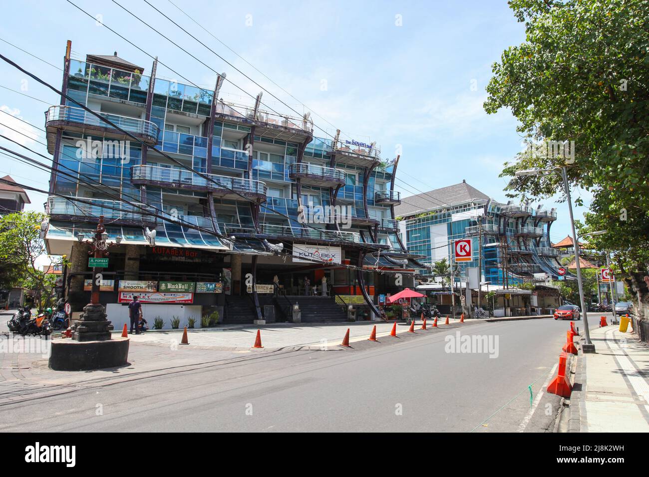 Jalan Kuta Bali oder Kuta Beach Road mit Kutabex Beach Front Hotel und während der Coronavirus Lockdown 2022 in Bali, Indonesien, sind keine Leute in Sicht. Stockfoto