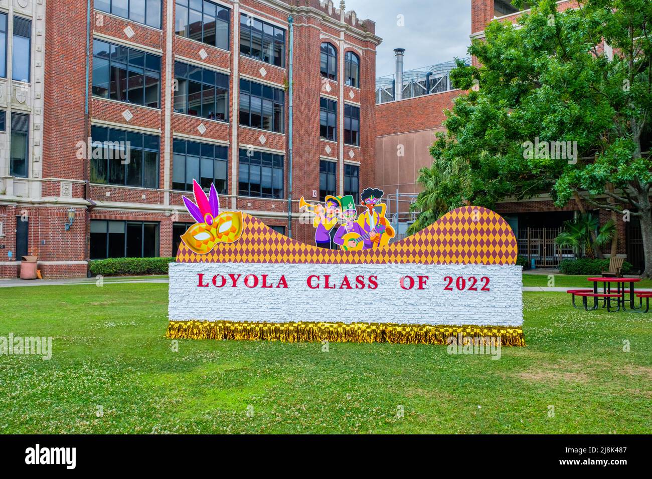 NEW ORLEANS, LA, USA - 13. MAI 2022: Loyola Class of 2022 unterzeichnen auf dem Loyola University Campus Stockfoto