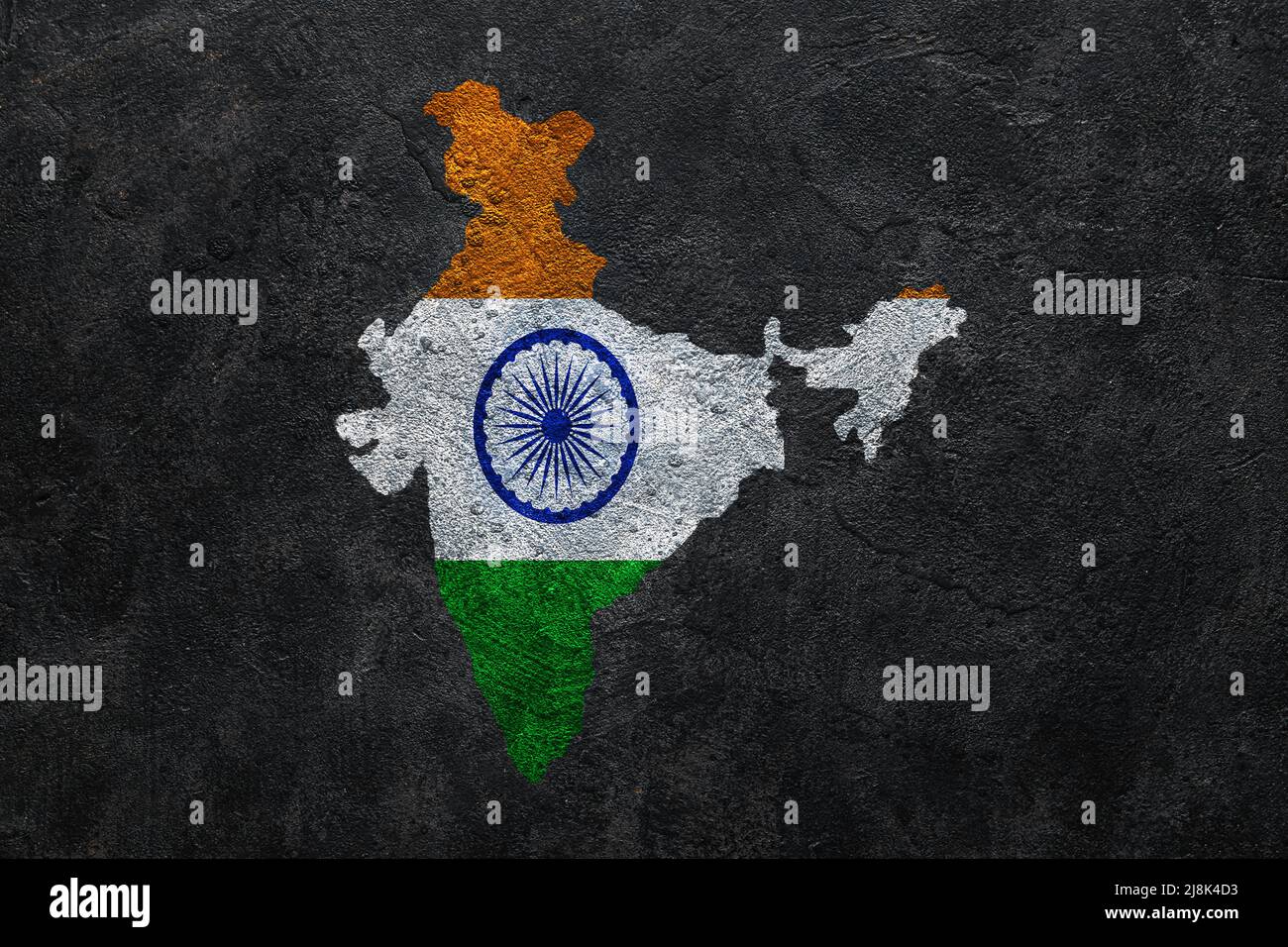 Gemalte Karte von Indien in Farben der Nationalflagge auf dunklem Grunge-Hintergrund Stockfoto