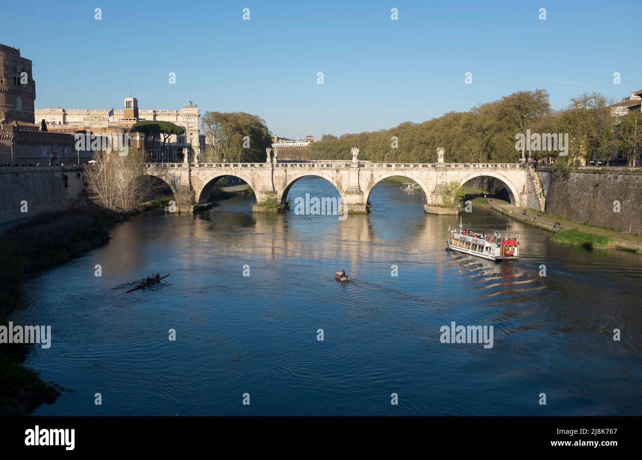 Blick auf den Tiber zur Ponte Sant Angelo Rom Italien Stockfoto