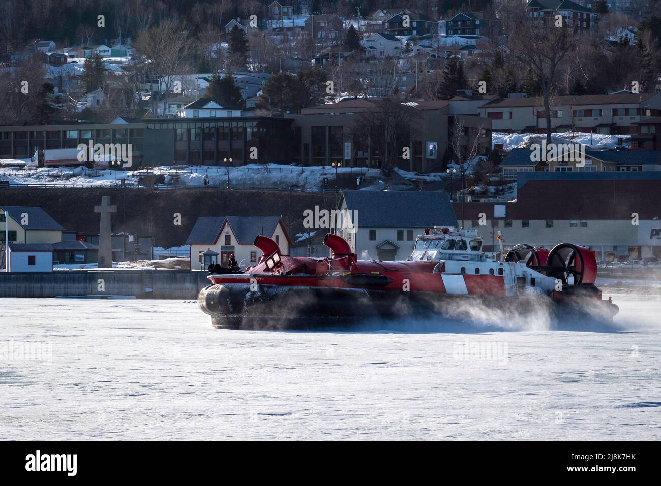 Coast Guard Schwebefahrzeug bricht Eis in der Nähe einer kleinen Gemeinde im Osten von Quebec, Kanada. Stockfoto