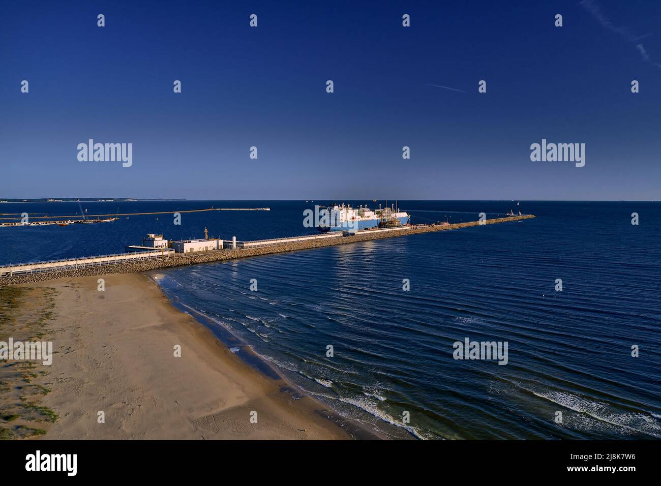 Świnoujście, Polen - Mai-15-2022: LNG-Transportschiff Maran Gas Appolonia während der Entladung am Terminal für Flüssiggas, Anschlüsse, Ausrüstung Stockfoto