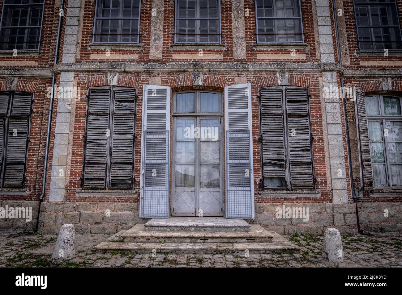 Alte verwitterte Türen in einem alten Landhaus Stockfoto