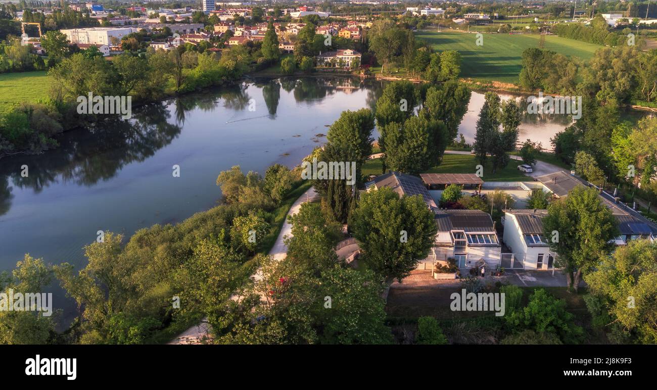 Luftaufnahme des Flusses Sile und des Fahrrad- und Wanderweges 'Greenway del Sile', im Vordergrund die 'Parco Foundation' Stockfoto