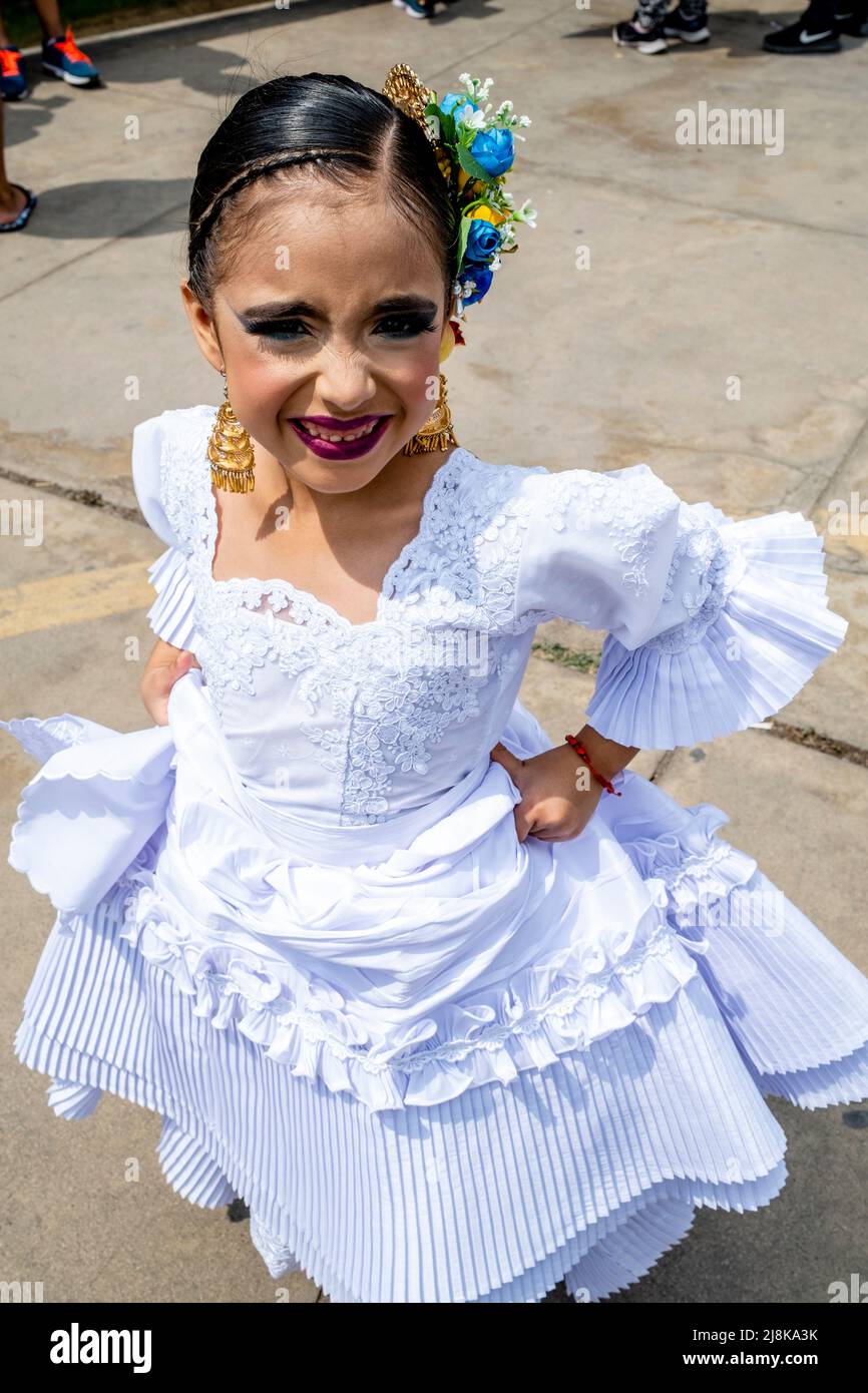 Kindertänzerin beim Marinera Dance Festival, Trujillo, Region La Libertad, Peru. Stockfoto