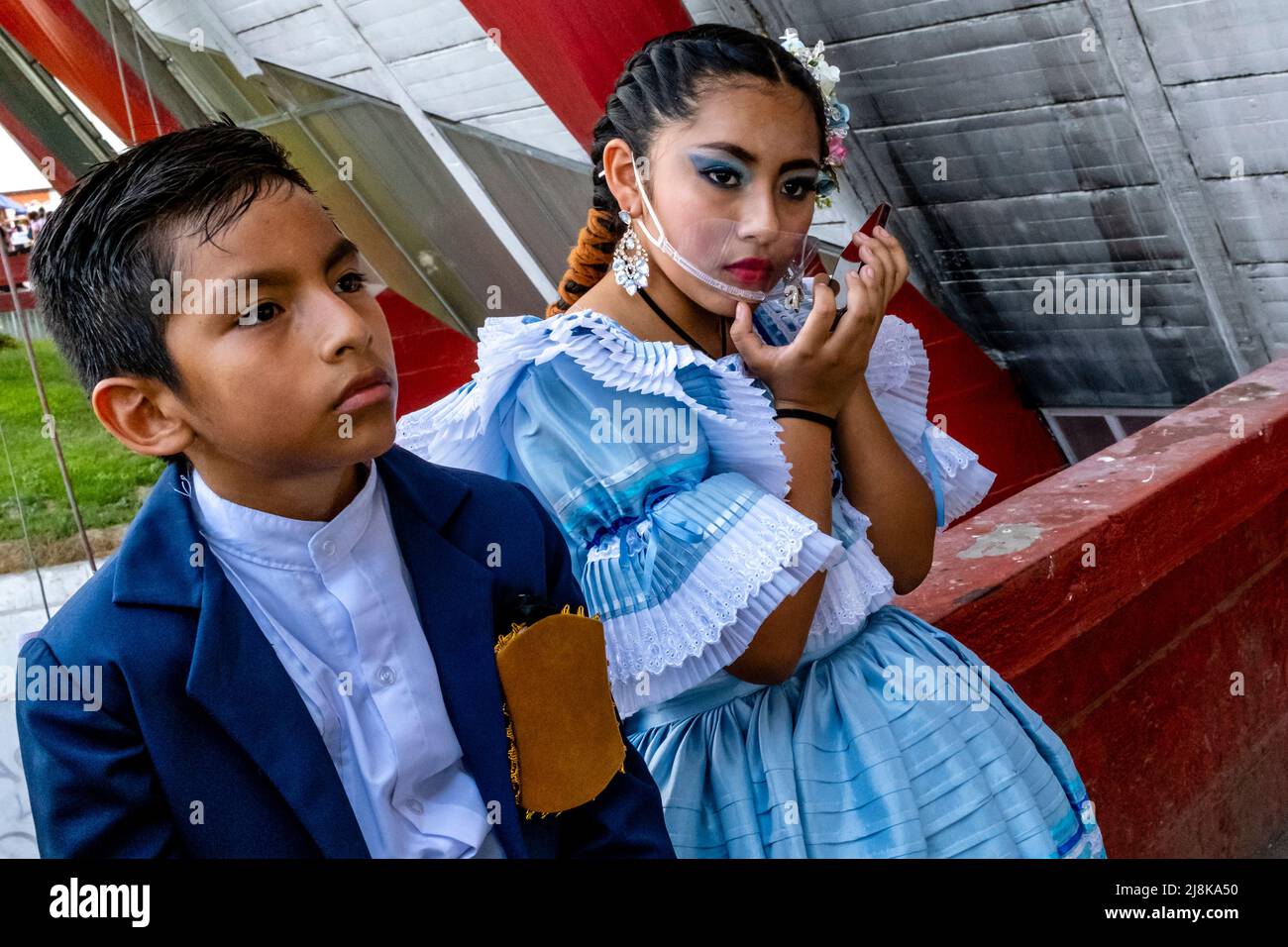 Kindertänzer im Kostüm warten darauf, an Einem Marinera-Tanzwettbewerb beim Marinera Dance Festival in Trujillo, Region La Libertad, Peru teilzunehmen. Stockfoto