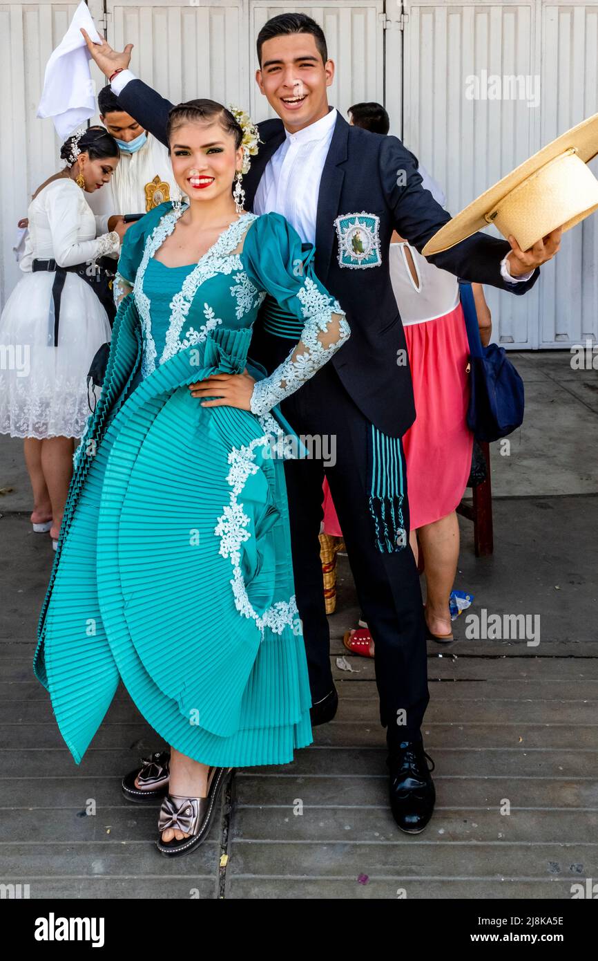 Junge Peruanische Tänzer In Kostümentänzern Posieren Für Fotos Beim Marinera Dance Festival, Trujillo, Region La Libertad, Peru. Stockfoto