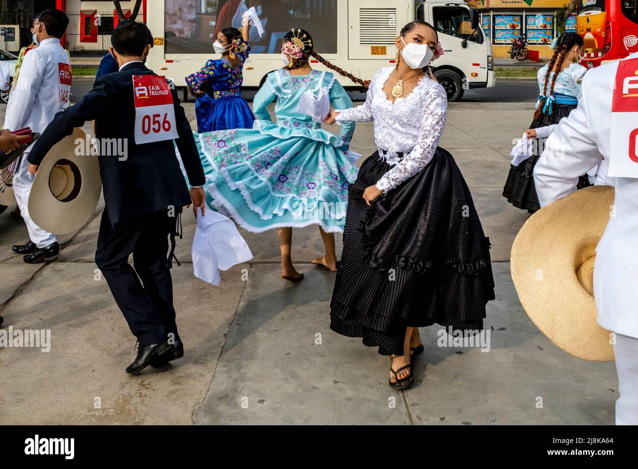 Junge peruanische Tänzer üben den MarineroTanz, bevor sie an Einem