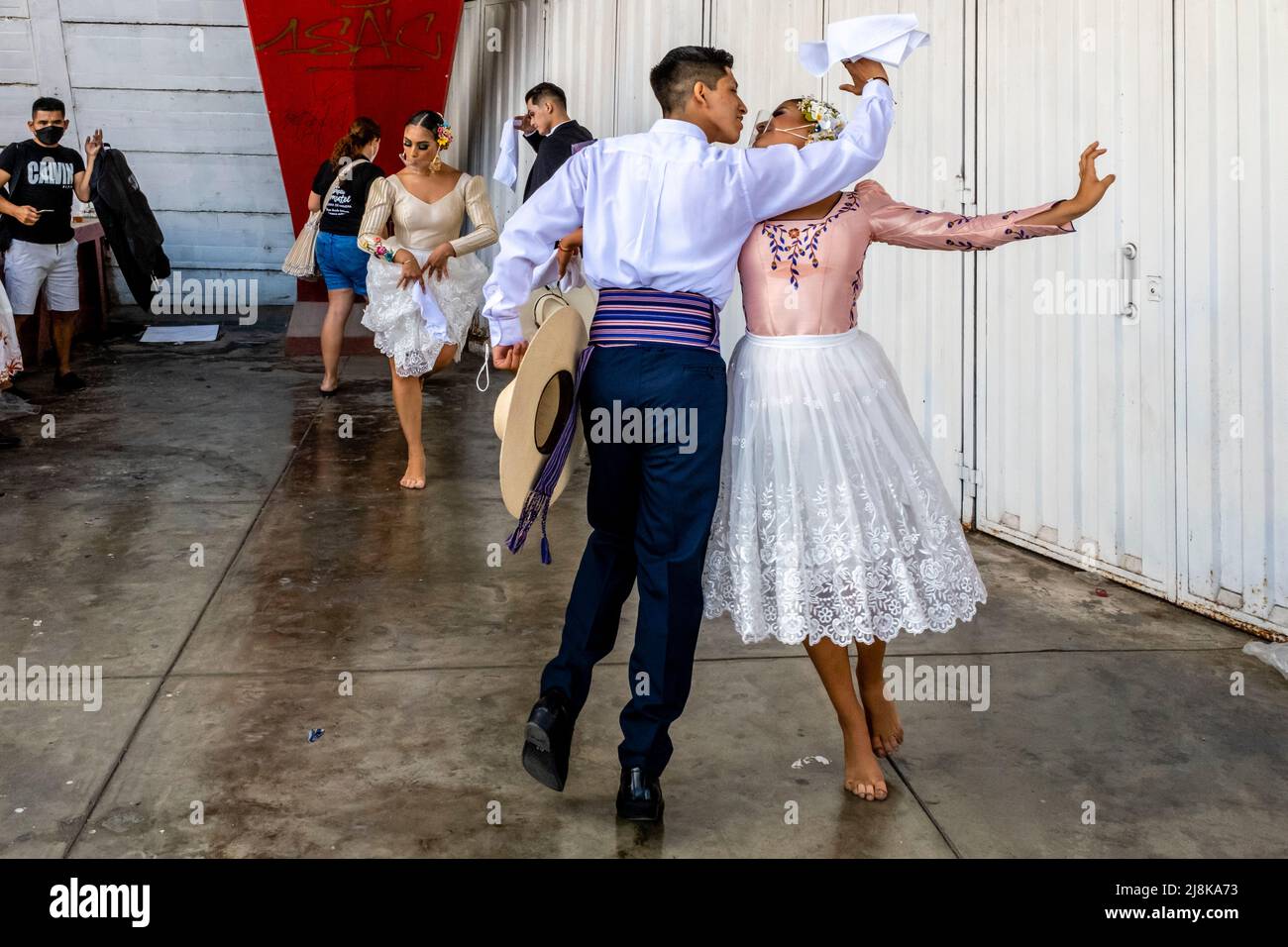 Junge peruanische Tänzer üben den MarineroTanz, bevor sie an Einem