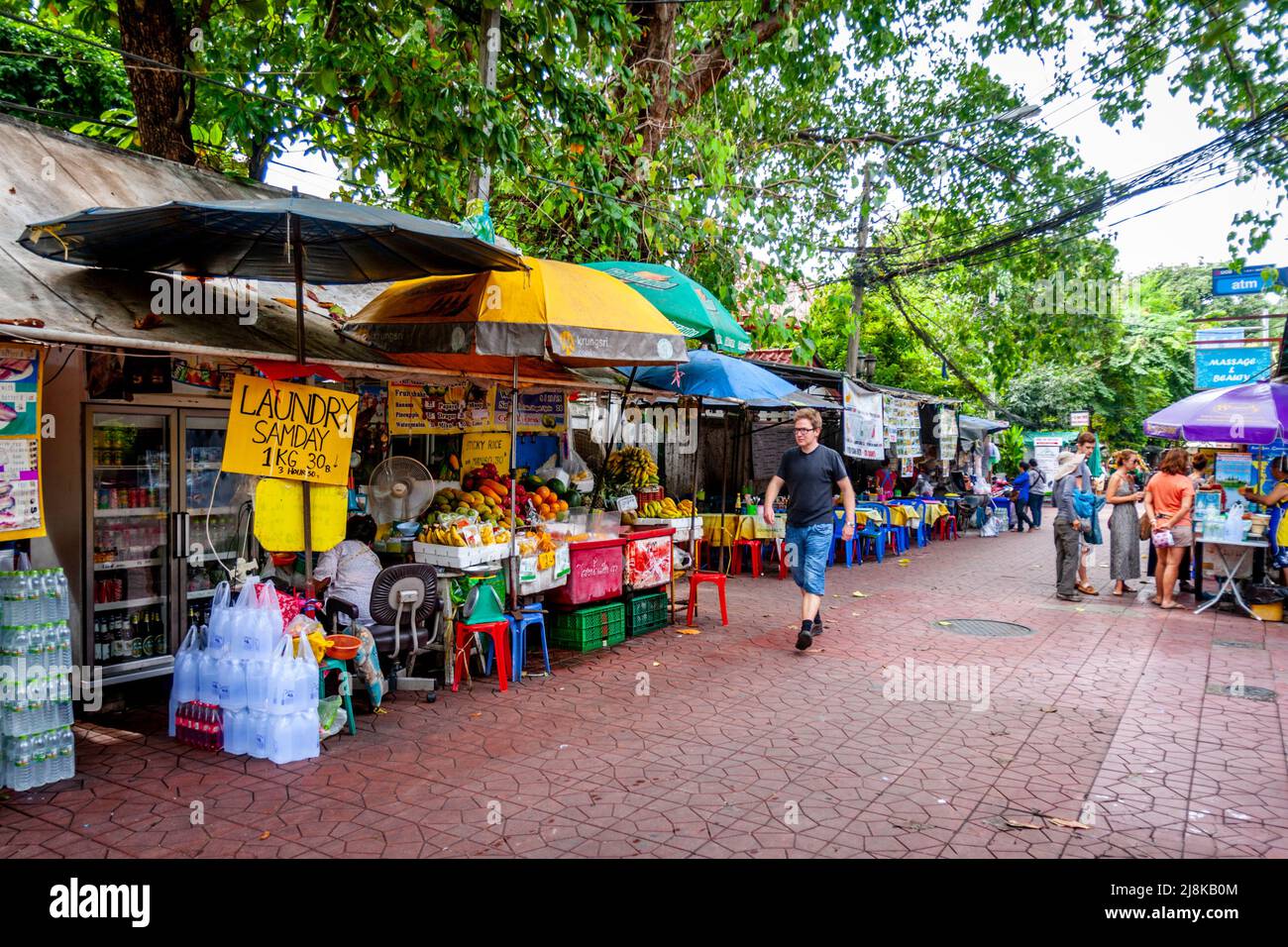 Die Altstadt von Bangkok ist immer noch ein beliebter Ort für Rucksacktouristen und preisbewusste Reisende. Stockfoto