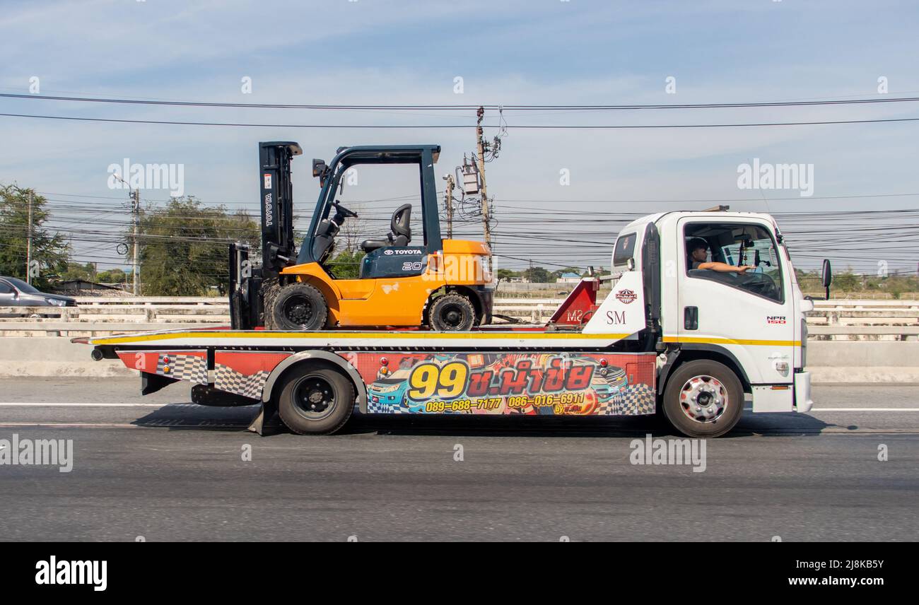 BANGKOK, THAILAND, APR 06 2022, der LKW transportiert einen Gabelstapler Stockfoto